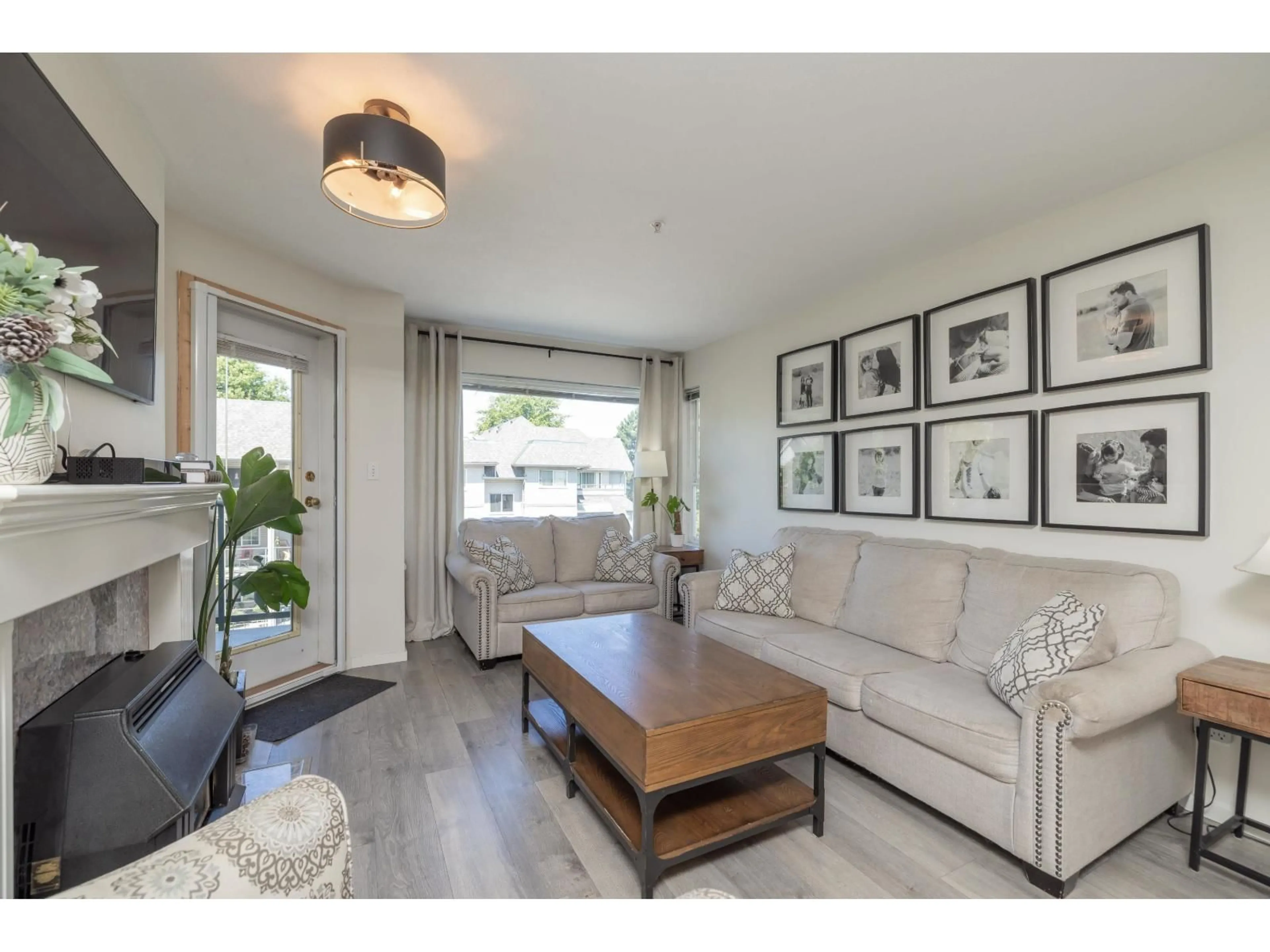 Living room with furniture, wood/laminate floor for 402 - 33668 KING ROAD, Abbotsford British Columbia V2S7P8