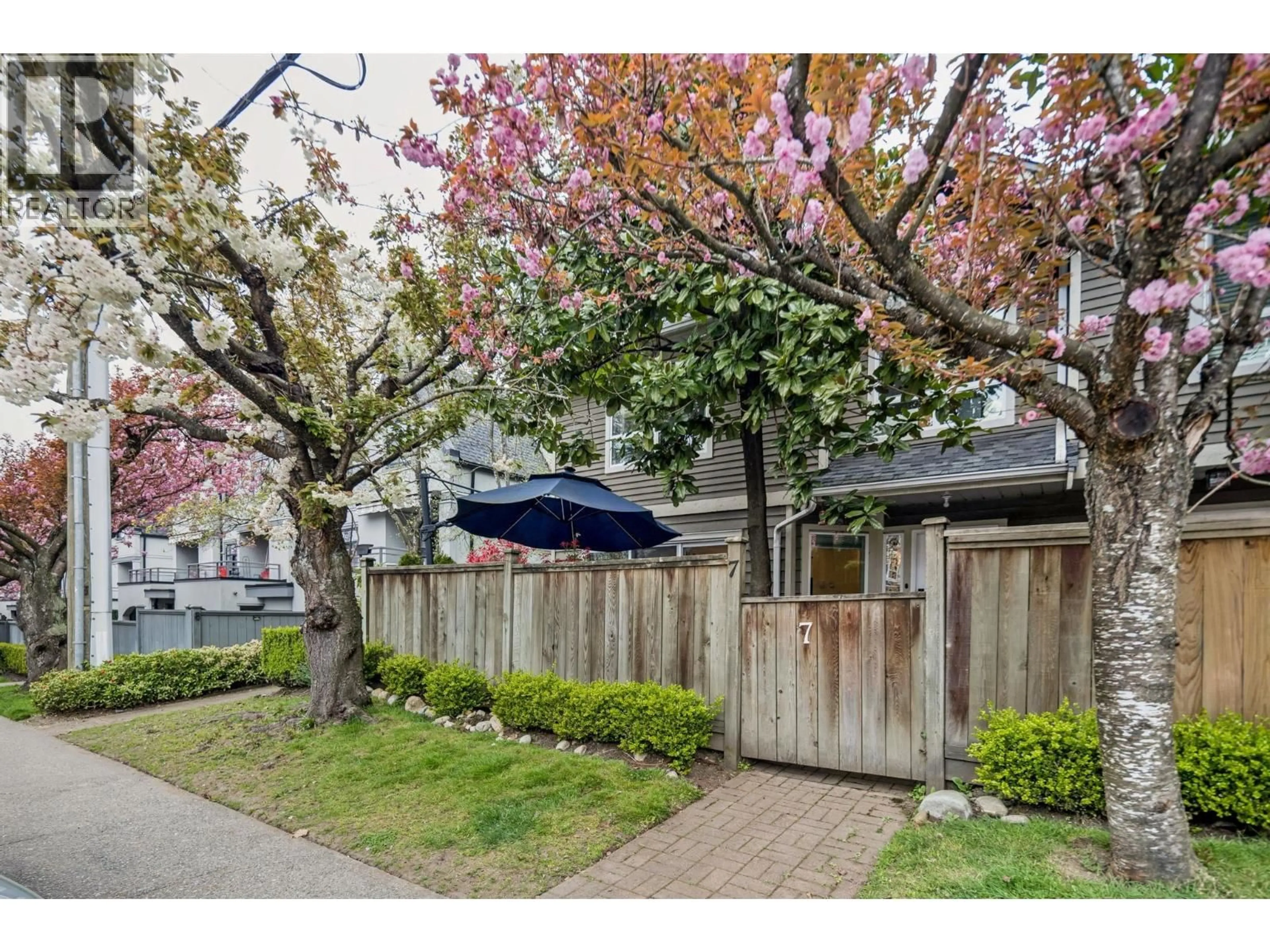 Patio, street for 7 - 848 16TH STREET, North Vancouver British Columbia V7P1R3
