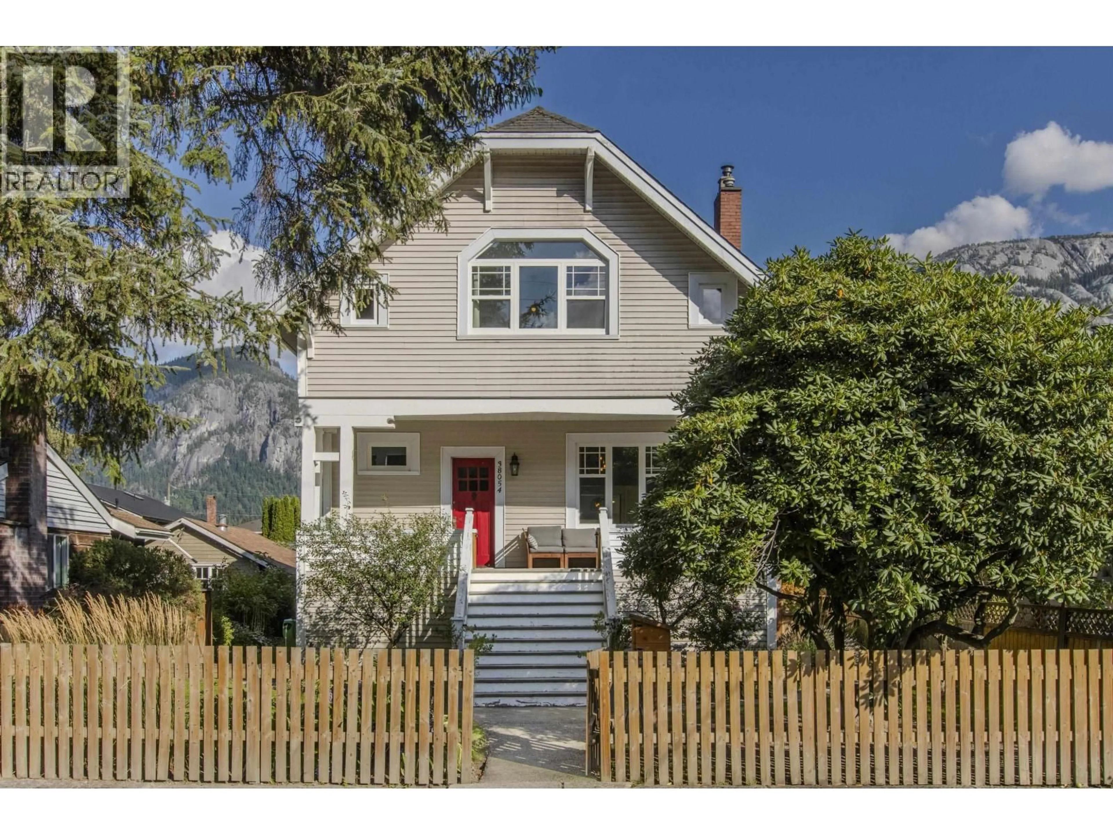 Home with vinyl exterior material, street for 38054 FIFTH AVENUE, Squamish British Columbia V8B0B6