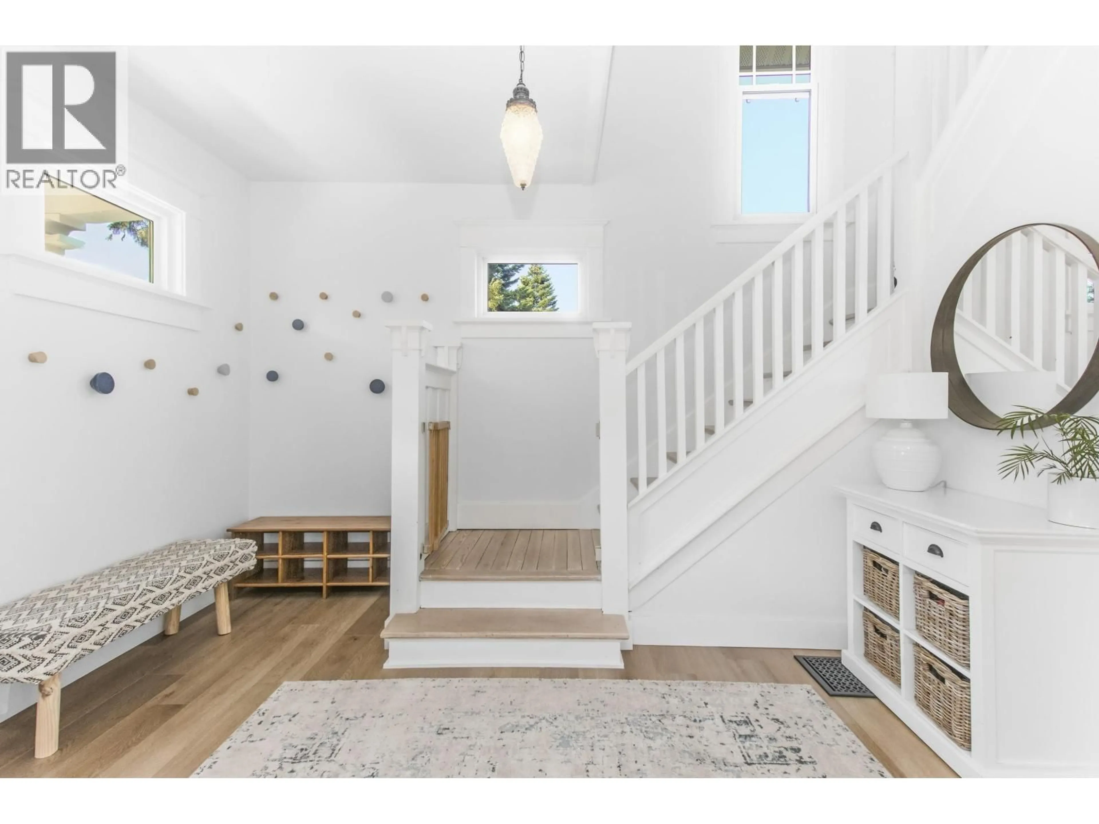 Indoor entryway for 38054 FIFTH AVENUE, Squamish British Columbia V8B0B6