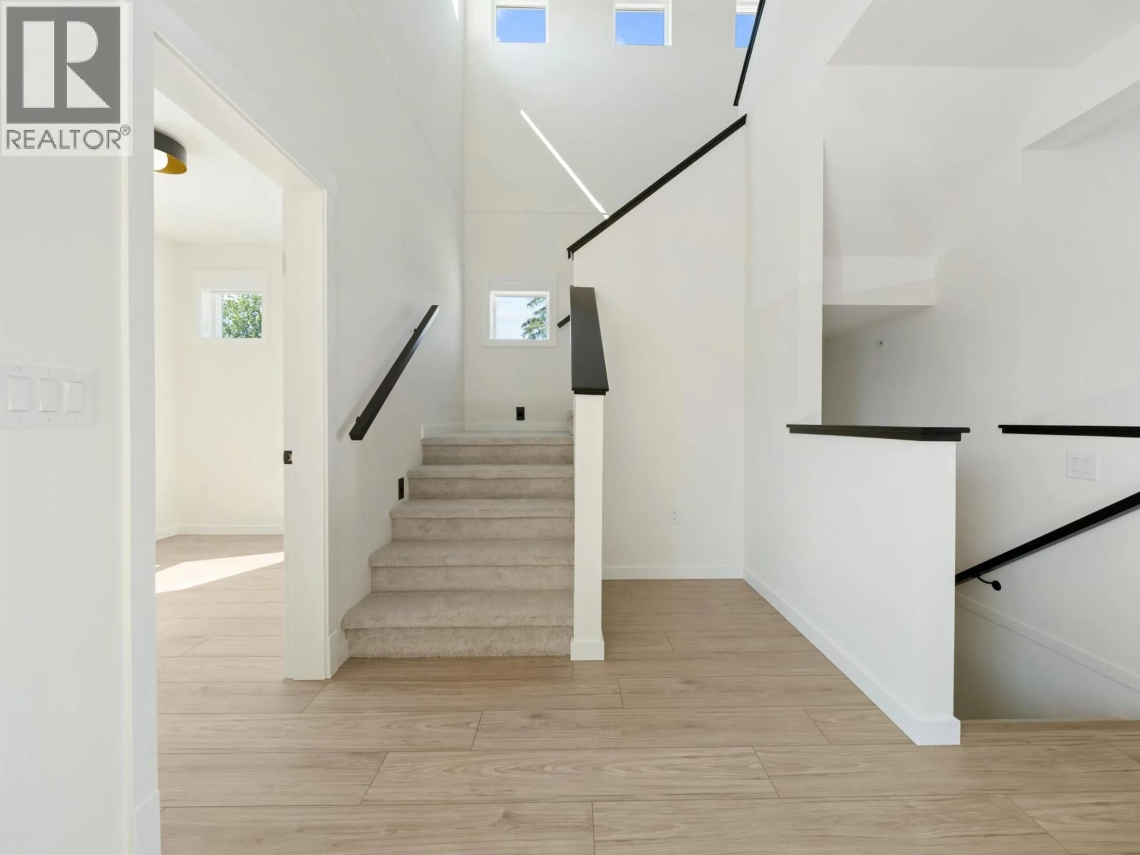 Indoor foyer for 11020 250A AVENUE, Maple Ridge British Columbia V2W1Z6