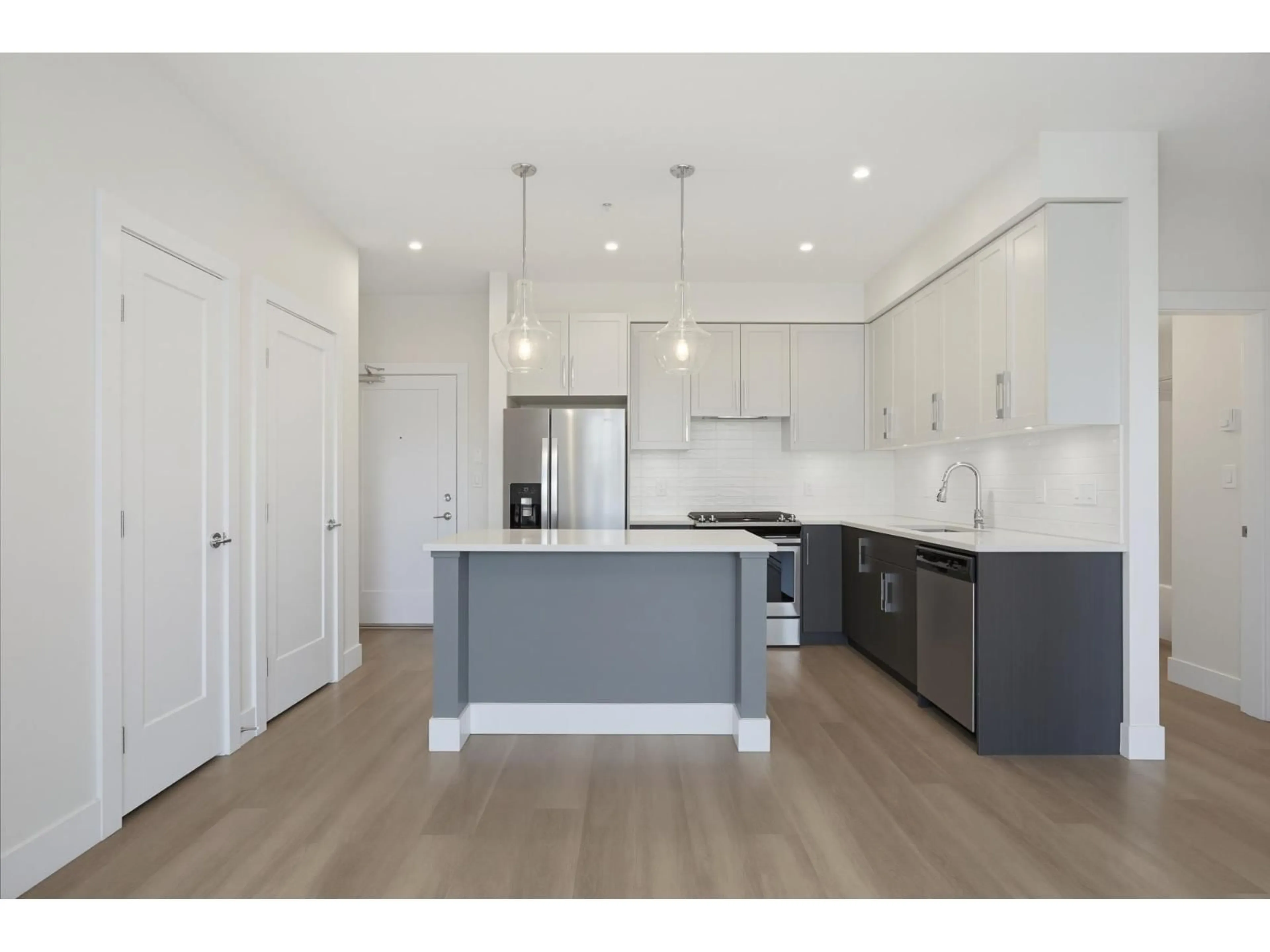 Open concept kitchen, wood/laminate floor for 208 - 32838 VENTURA AVENUE, Abbotsford British Columbia V2S6J3