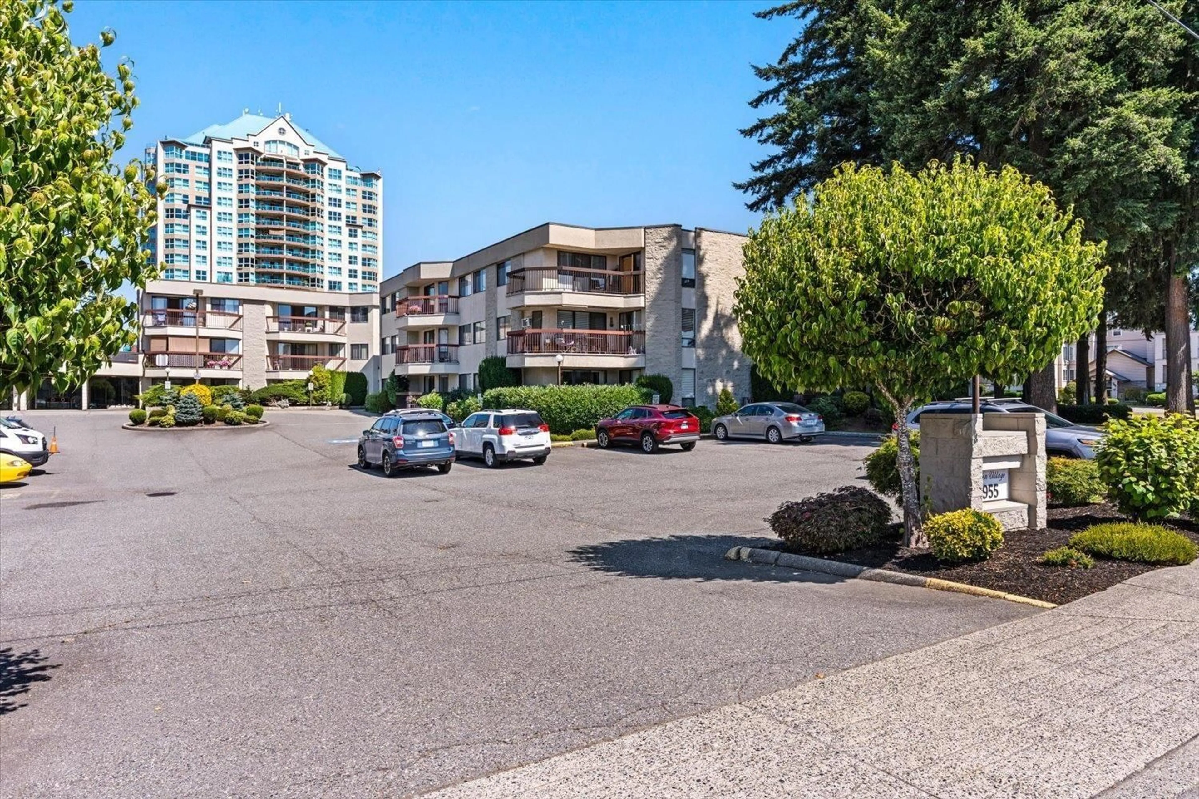 A pic from outside/outdoor area/front of a property/back of a property/a pic from drone, unknown for 323 - 31955 OLD YALE ROAD, Abbotsford British Columbia V2T4N1