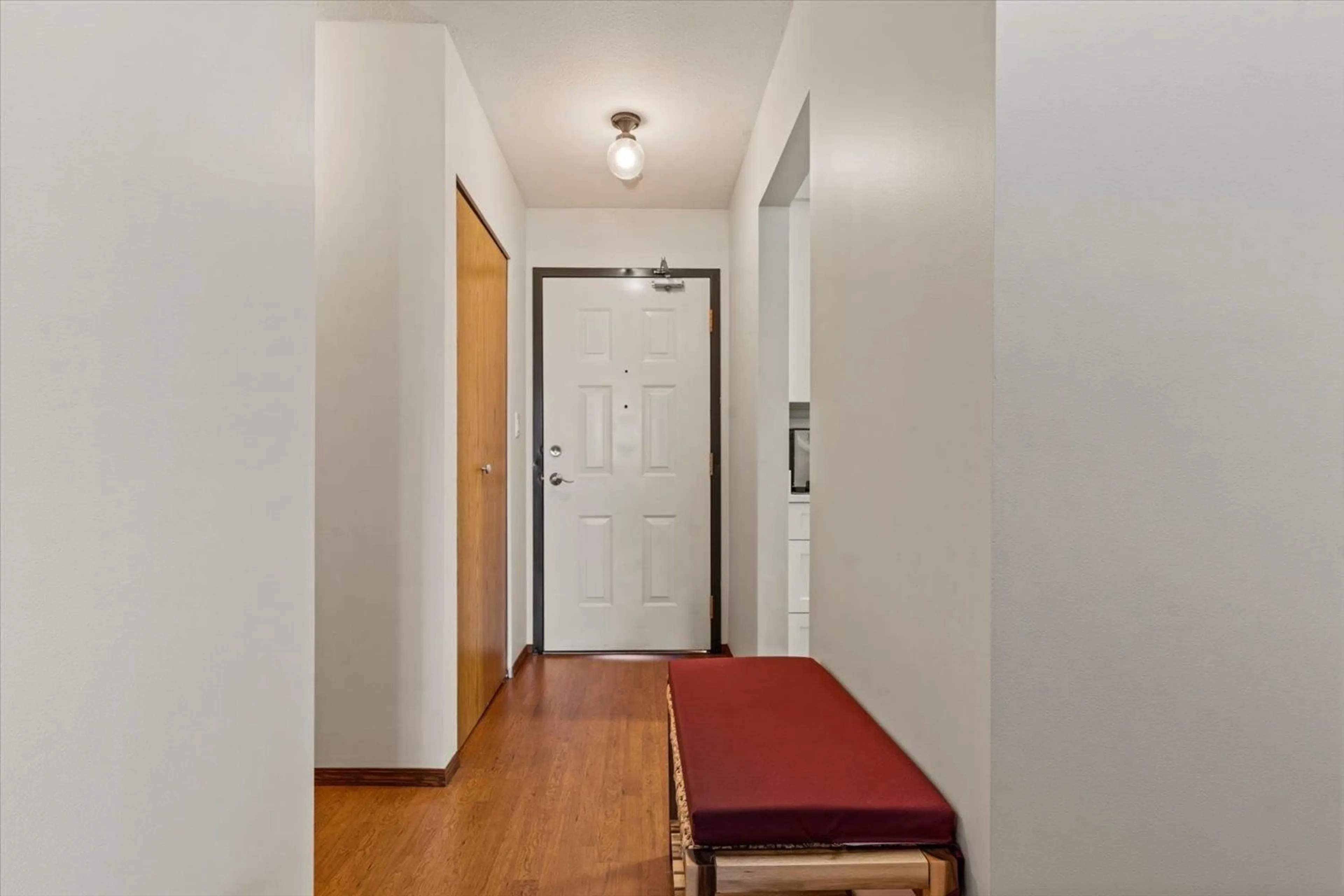 Indoor entryway for 323 - 31955 OLD YALE ROAD, Abbotsford British Columbia V2T4N1