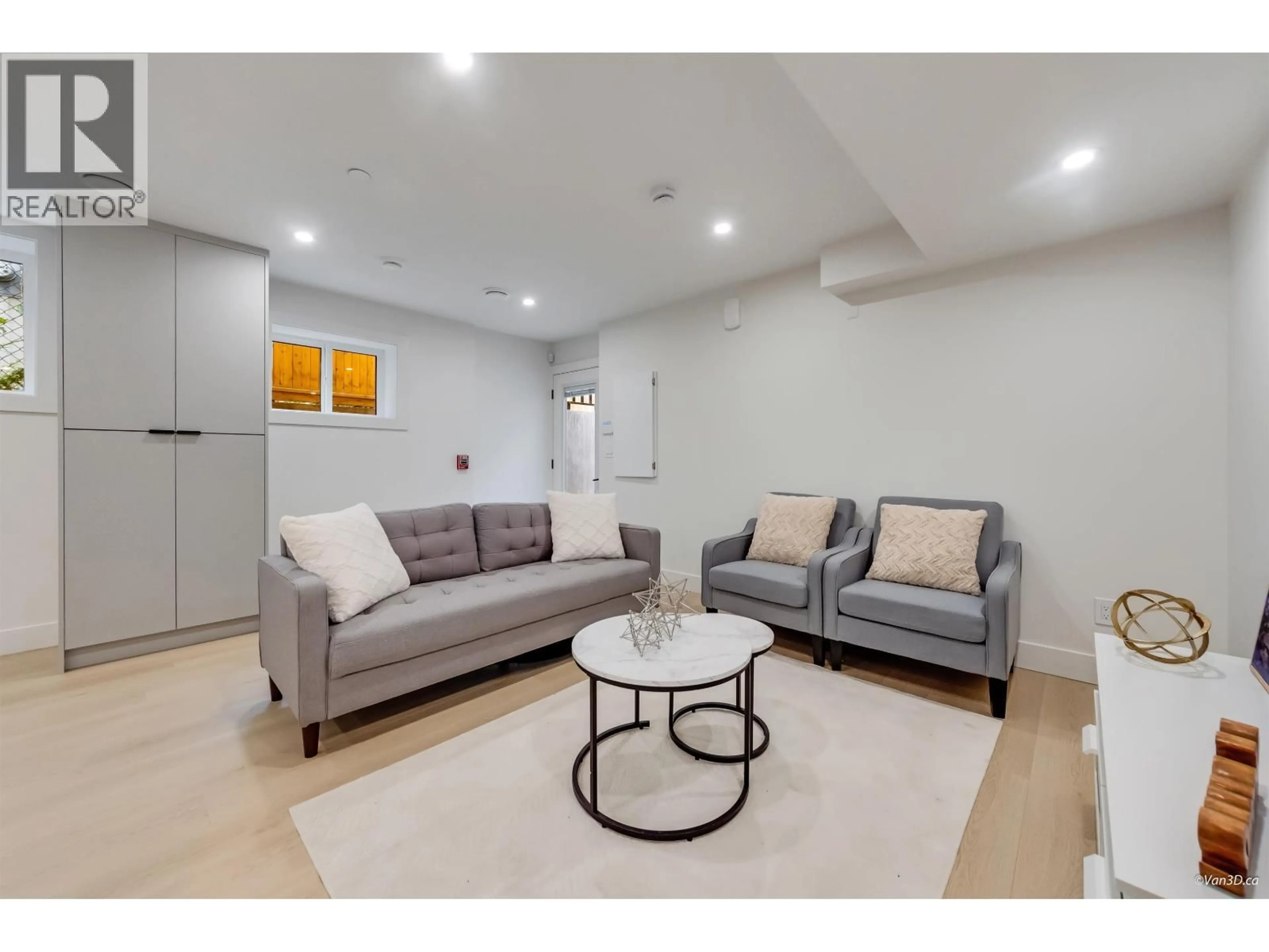 Living room with furniture, unknown for 1 - 7270 17TH AVENUE, Burnaby British Columbia V3N1K9
