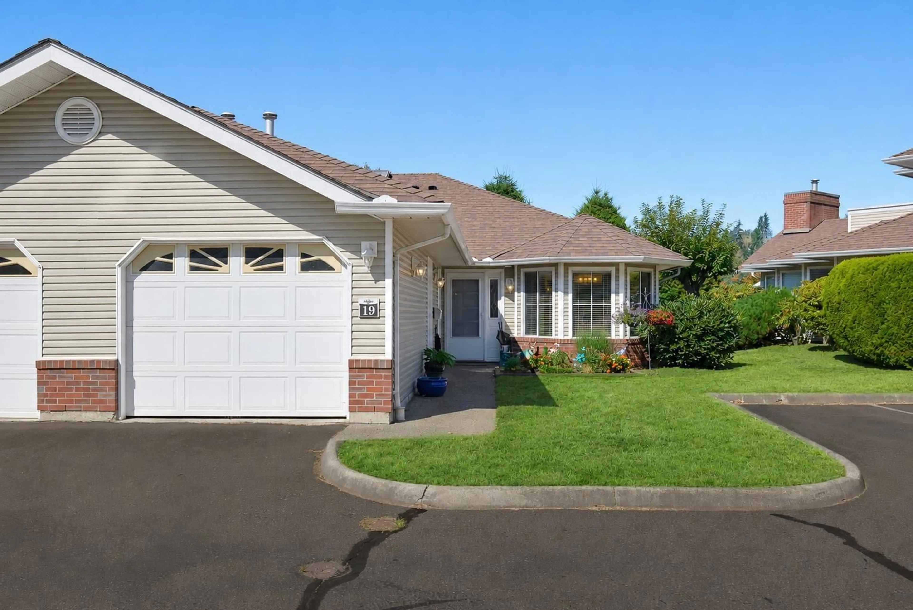 Home with vinyl exterior material, street for 19 - 1973 WINFIELD DRIVE, Abbotsford British Columbia V3G1K6