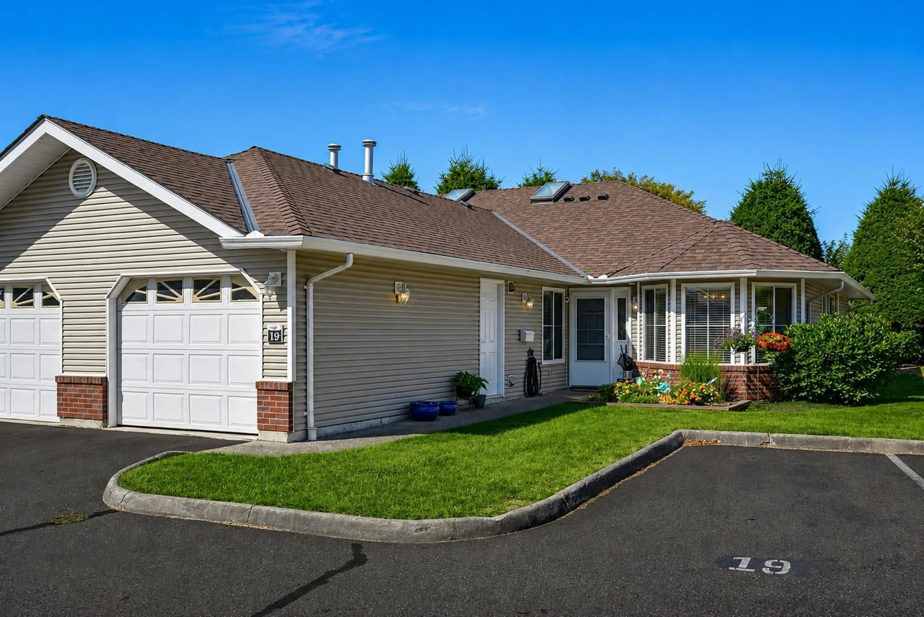 Home with vinyl exterior material, street for 19 - 1973 WINFIELD DRIVE, Abbotsford British Columbia V3G1K6