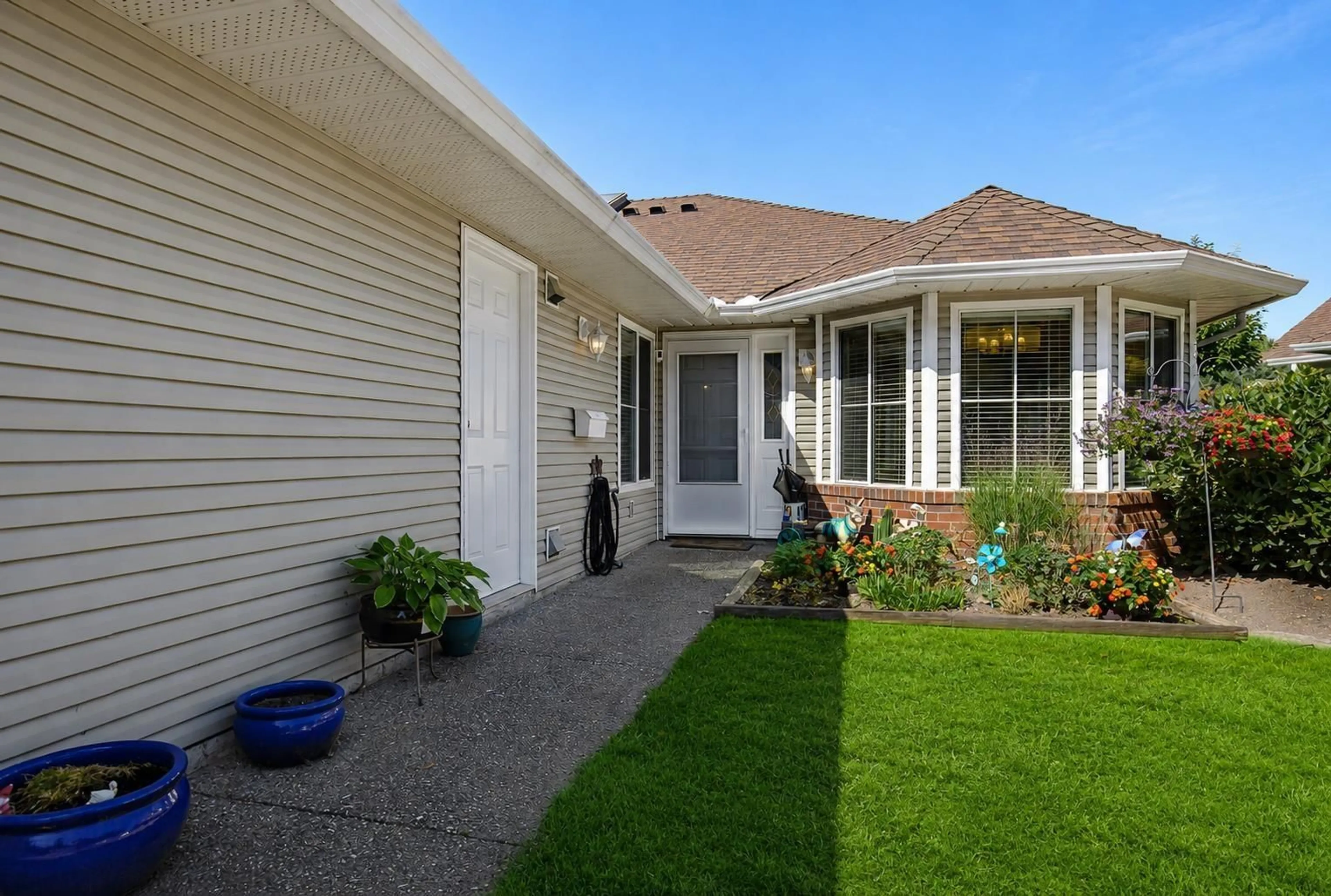 Home with vinyl exterior material, street for 19 - 1973 WINFIELD DRIVE, Abbotsford British Columbia V3G1K6
