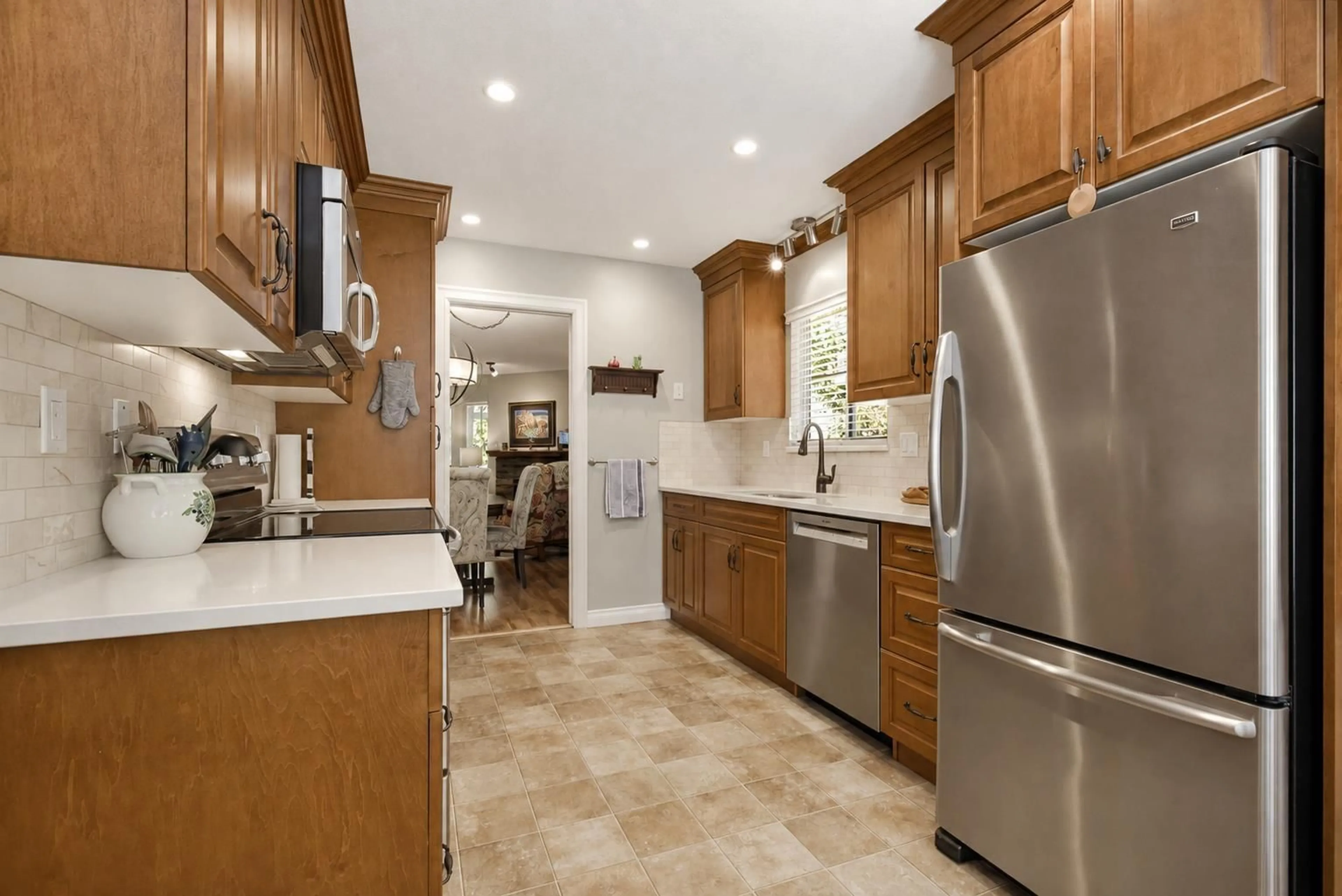 Open concept kitchen, ceramic/tile floor for 19 - 1973 WINFIELD DRIVE, Abbotsford British Columbia V3G1K6