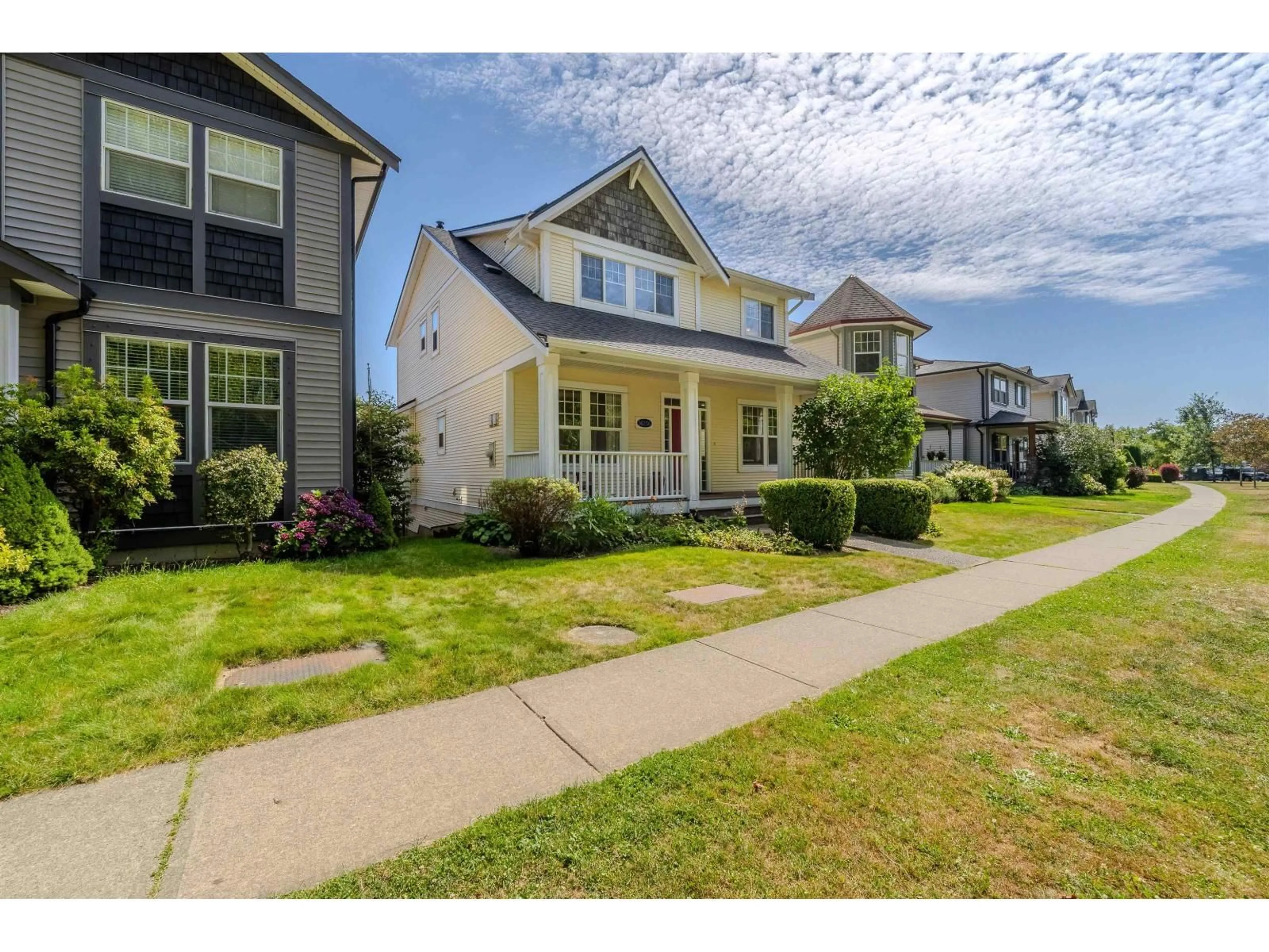 A pic from outside/outdoor area/front of a property/back of a property/a pic from drone, street for 36256 STEPHEN LEACOCK DRIVE, Abbotsford British Columbia V3G3C4