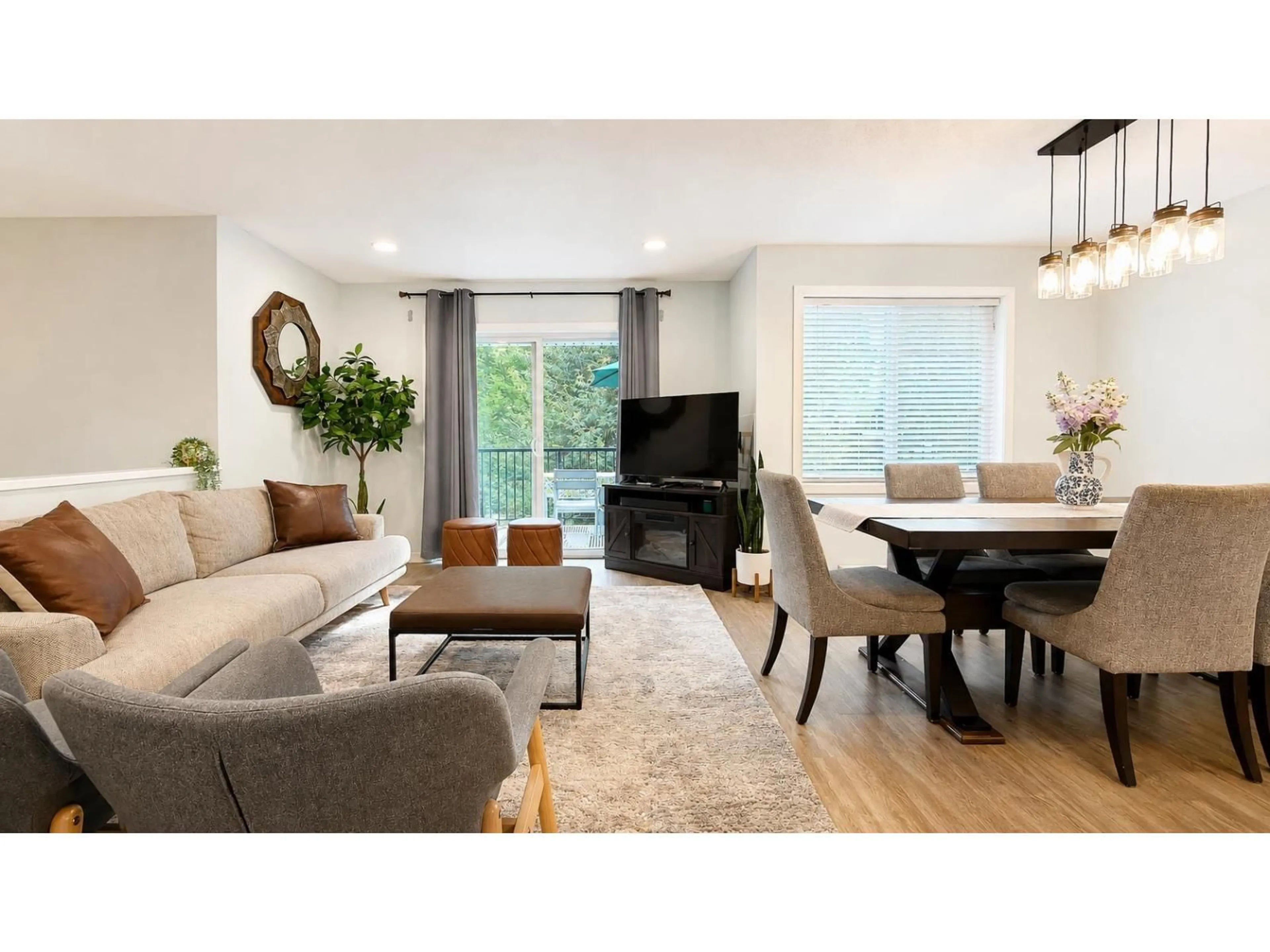 Living room with furniture, wood/laminate floor for 74 - 4401 BLAUSON BOULEVARD, Abbotsford British Columbia V3G0A4