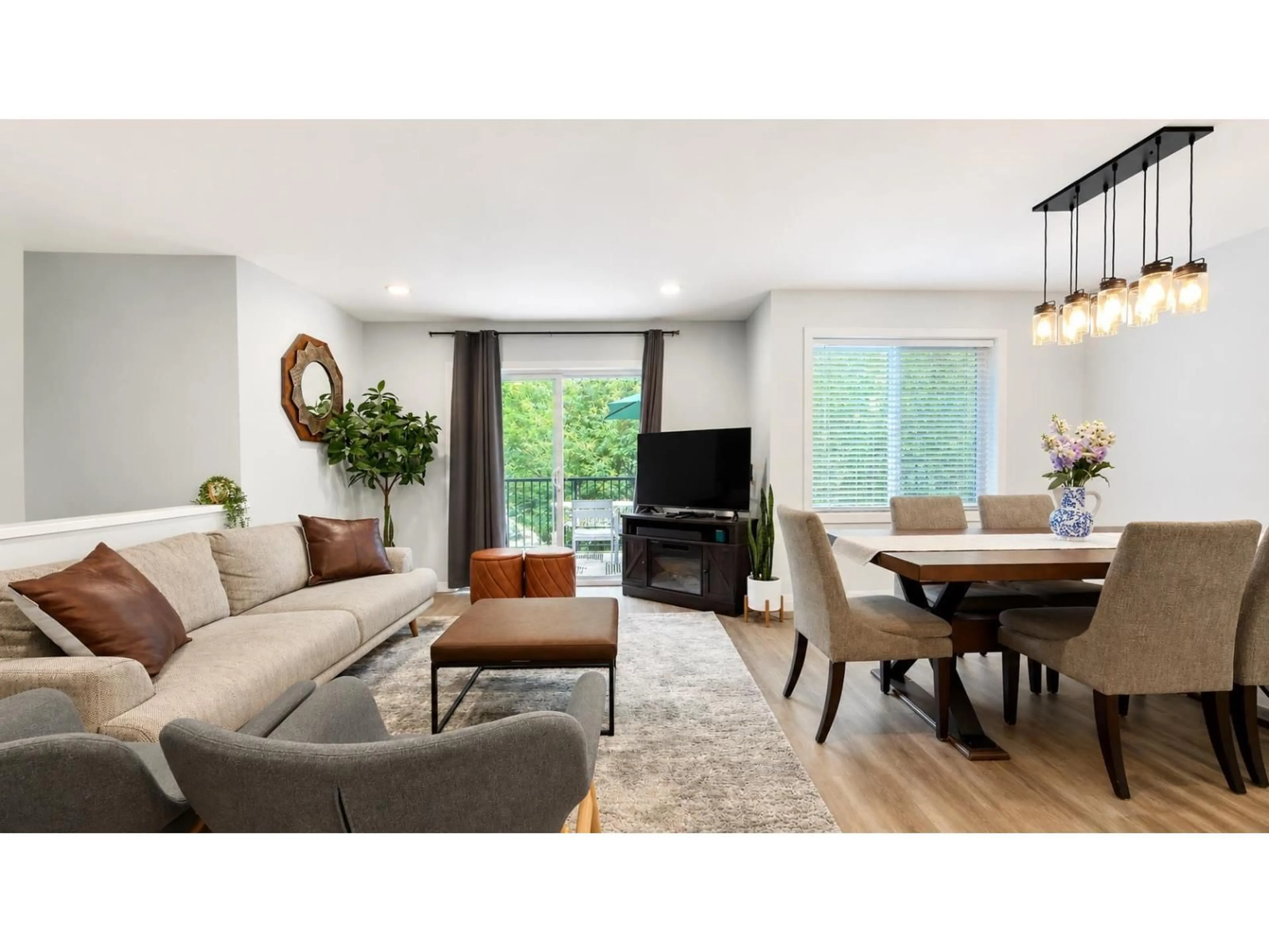 Living room with furniture, wood/laminate floor for 74 - 4401 BLAUSON BOULEVARD, Abbotsford British Columbia V3G0A4