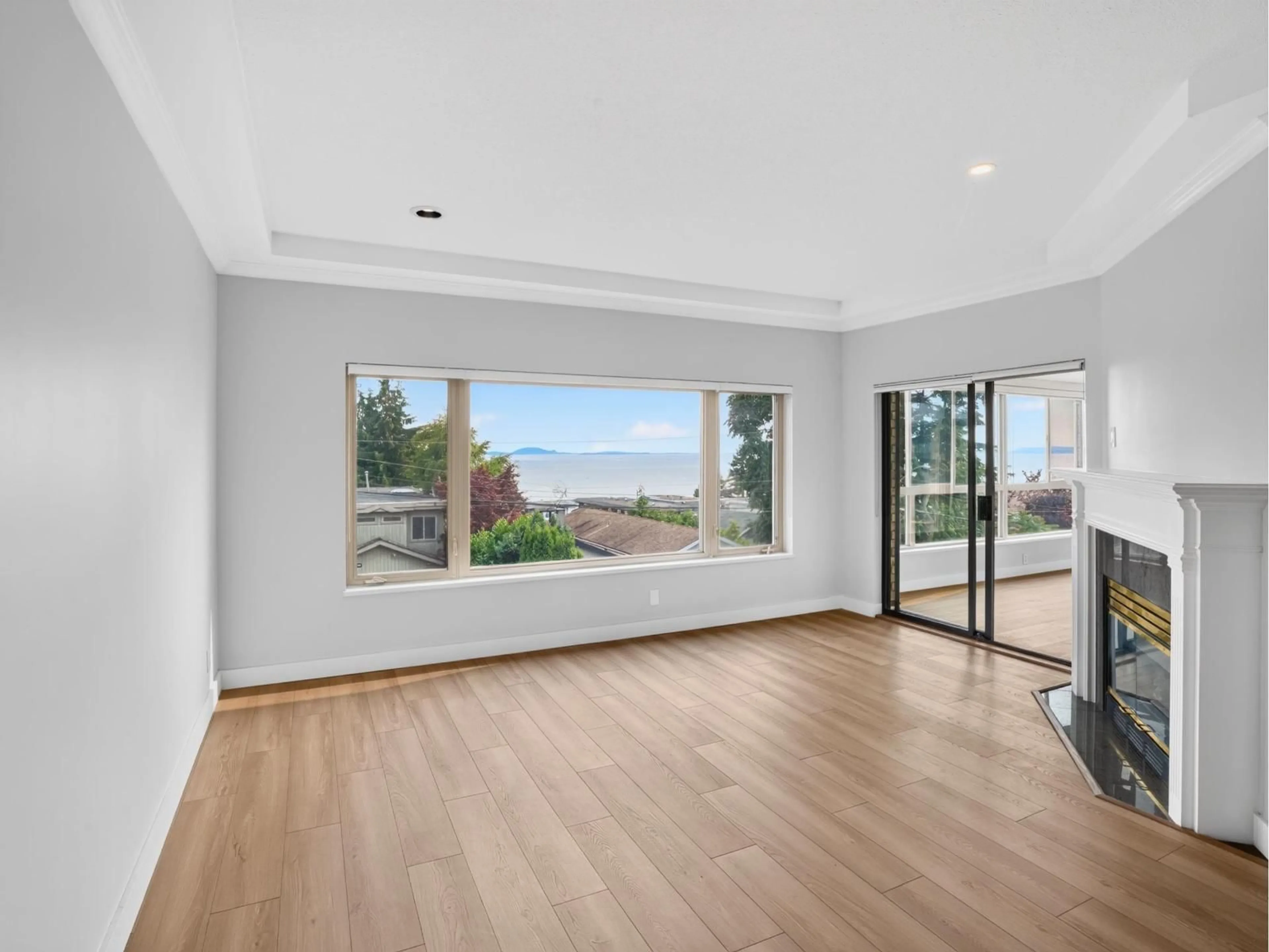 A pic of a room for 204 - 15176 BUENA VISTA AVENUE, White Rock British Columbia V4B1Y3