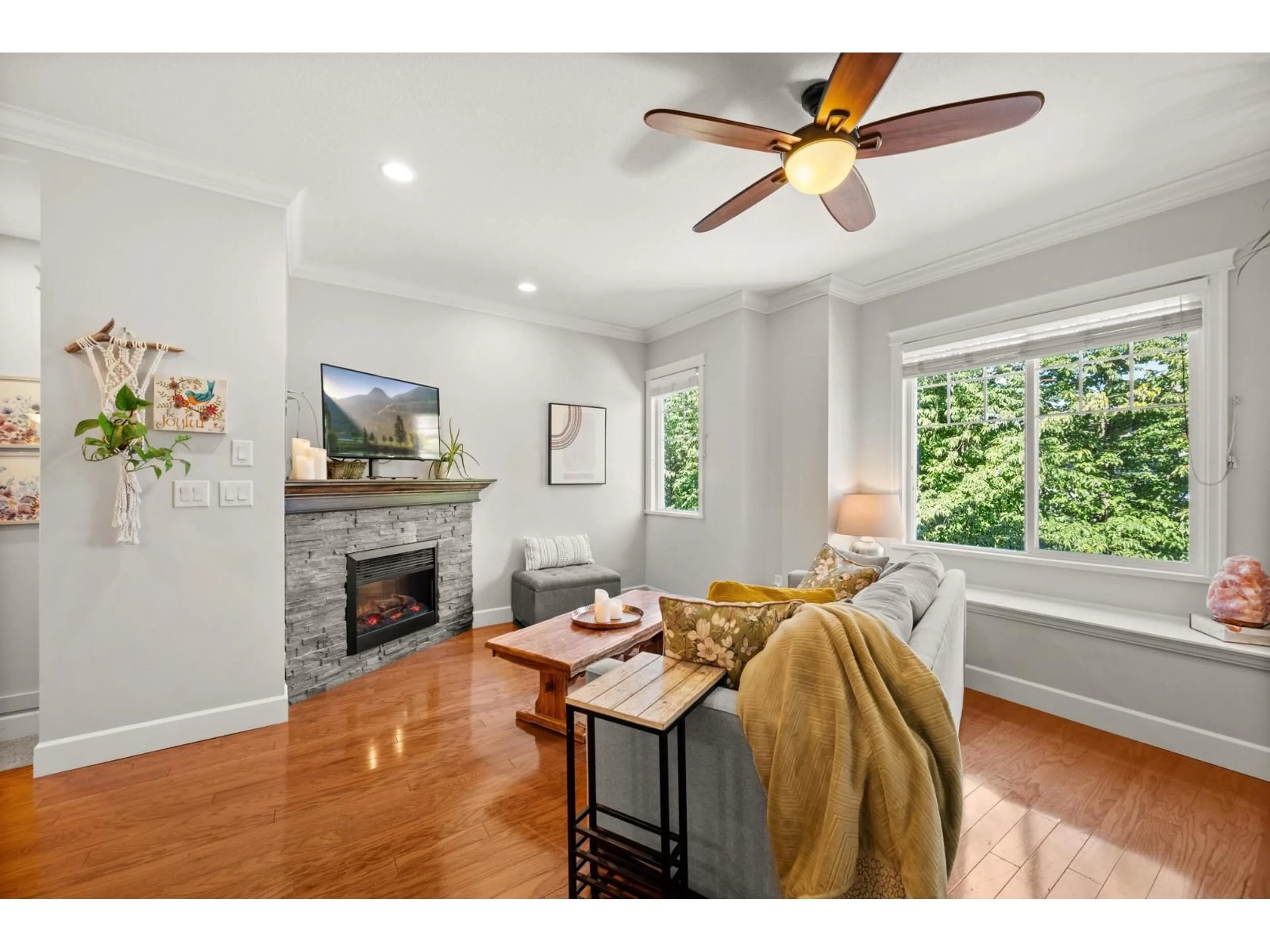 Living room with furniture, wood/laminate floor for 6 - 32792 LIGHTBODY COURT, Mission British Columbia V4S0B4