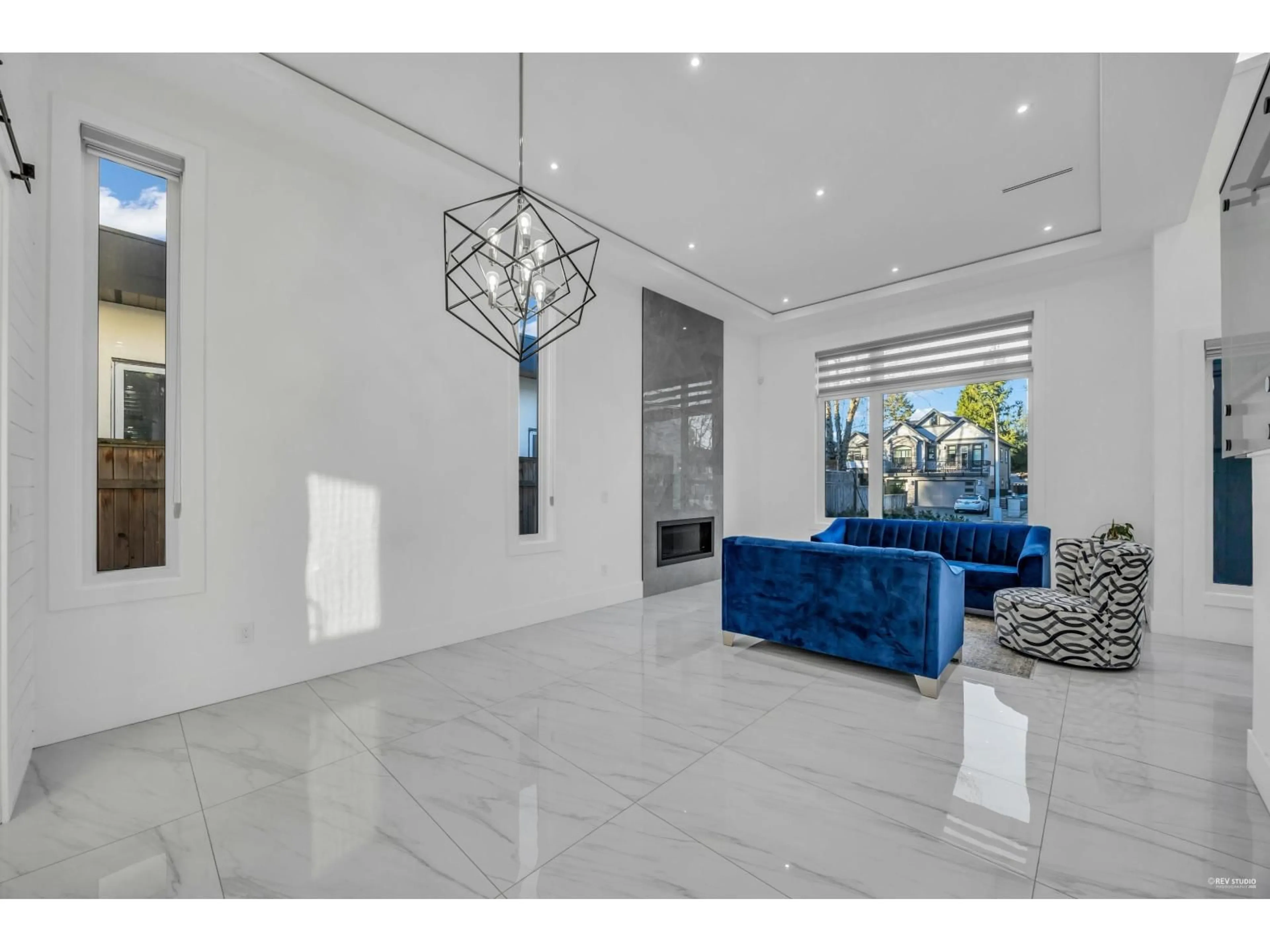 Indoor foyer for 14138 75A AVENUE, Surrey British Columbia V3W6T5