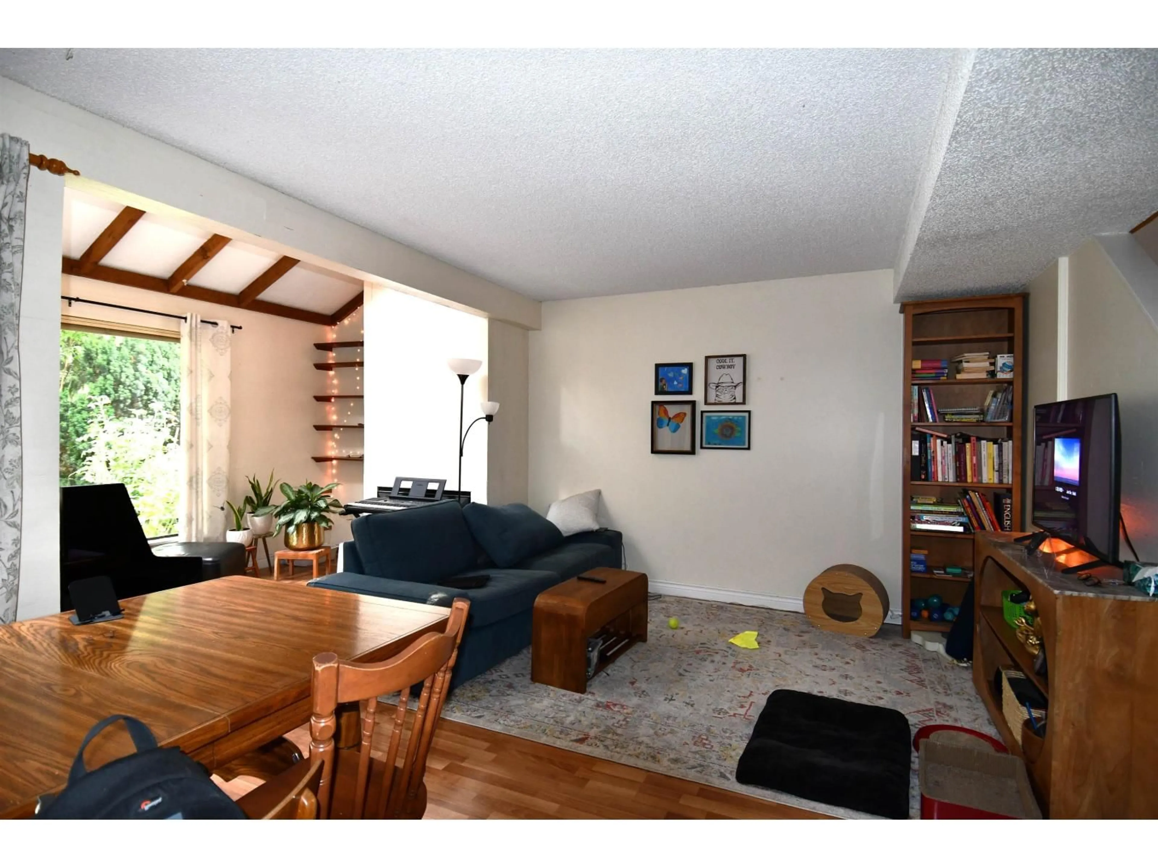 Living room with furniture, wood/laminate floor for 15855 ALDER PLACE, Surrey British Columbia V4A5J1