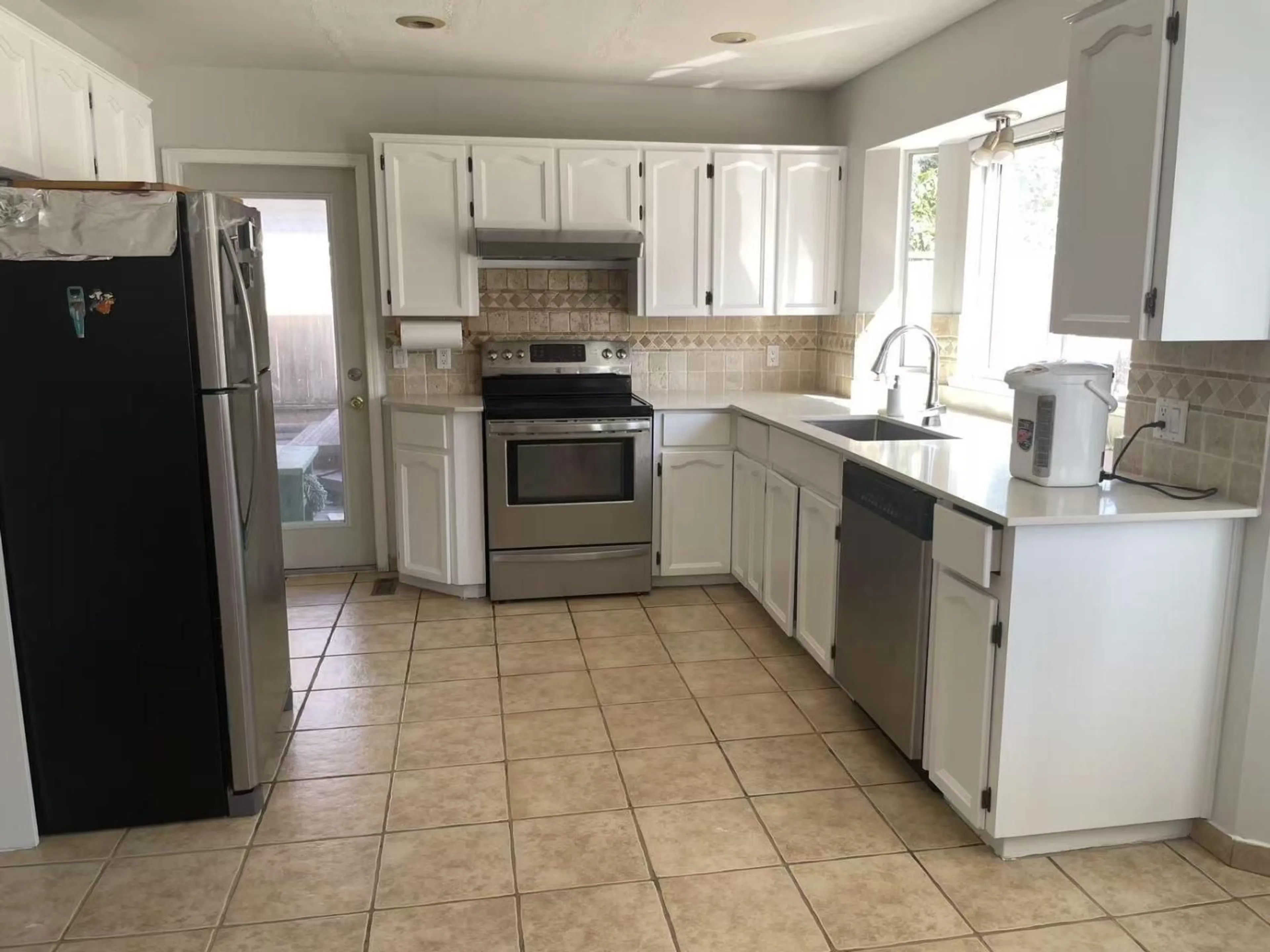 Standard kitchen, ceramic/tile floor for 15482 112 AVENUE, Surrey British Columbia V3R6H1