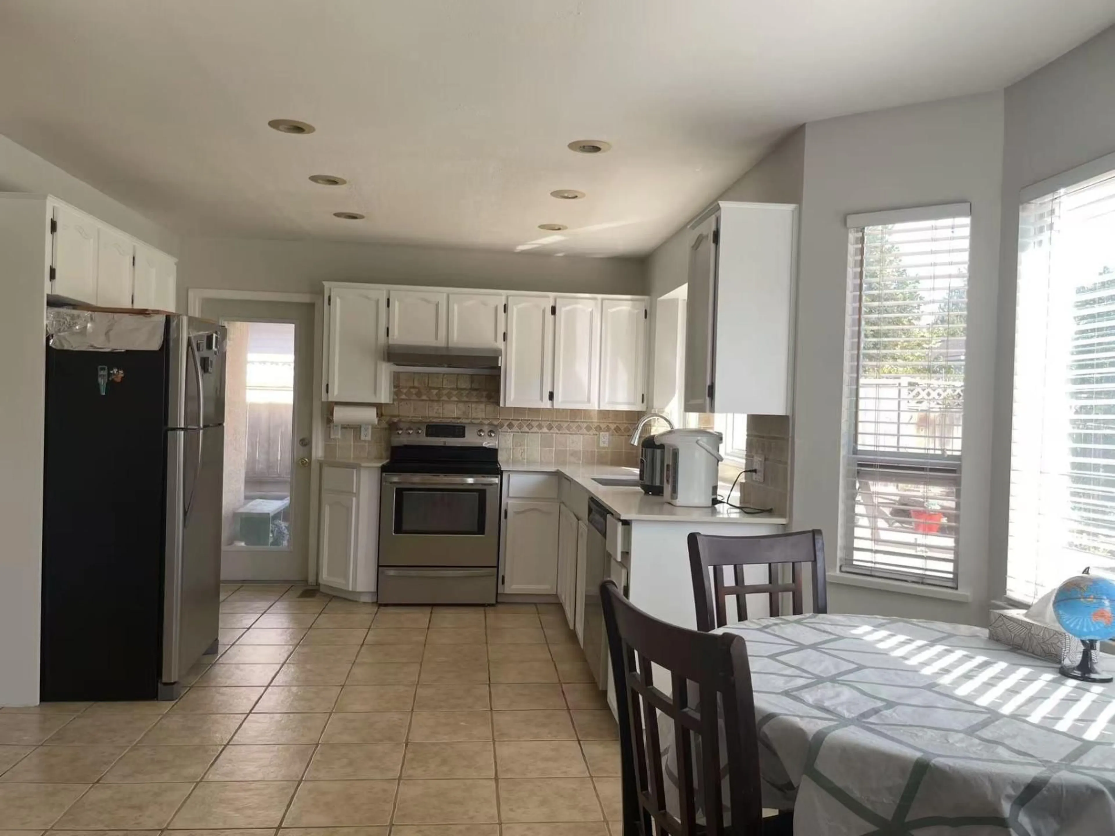 Open concept kitchen, ceramic/tile floor for 15482 112 AVENUE, Surrey British Columbia V3R6H1