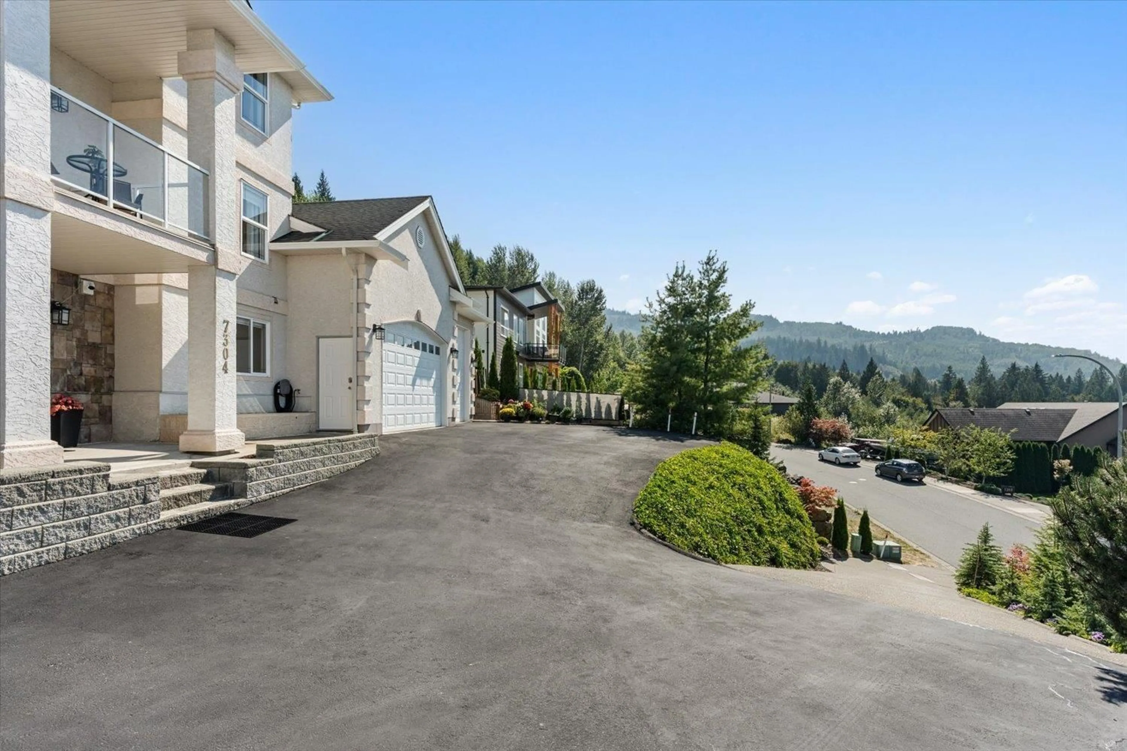 Patio, mountain view for 7304 MOUNT THURSTON DRIVE, Chilliwack British Columbia V4Z0A3