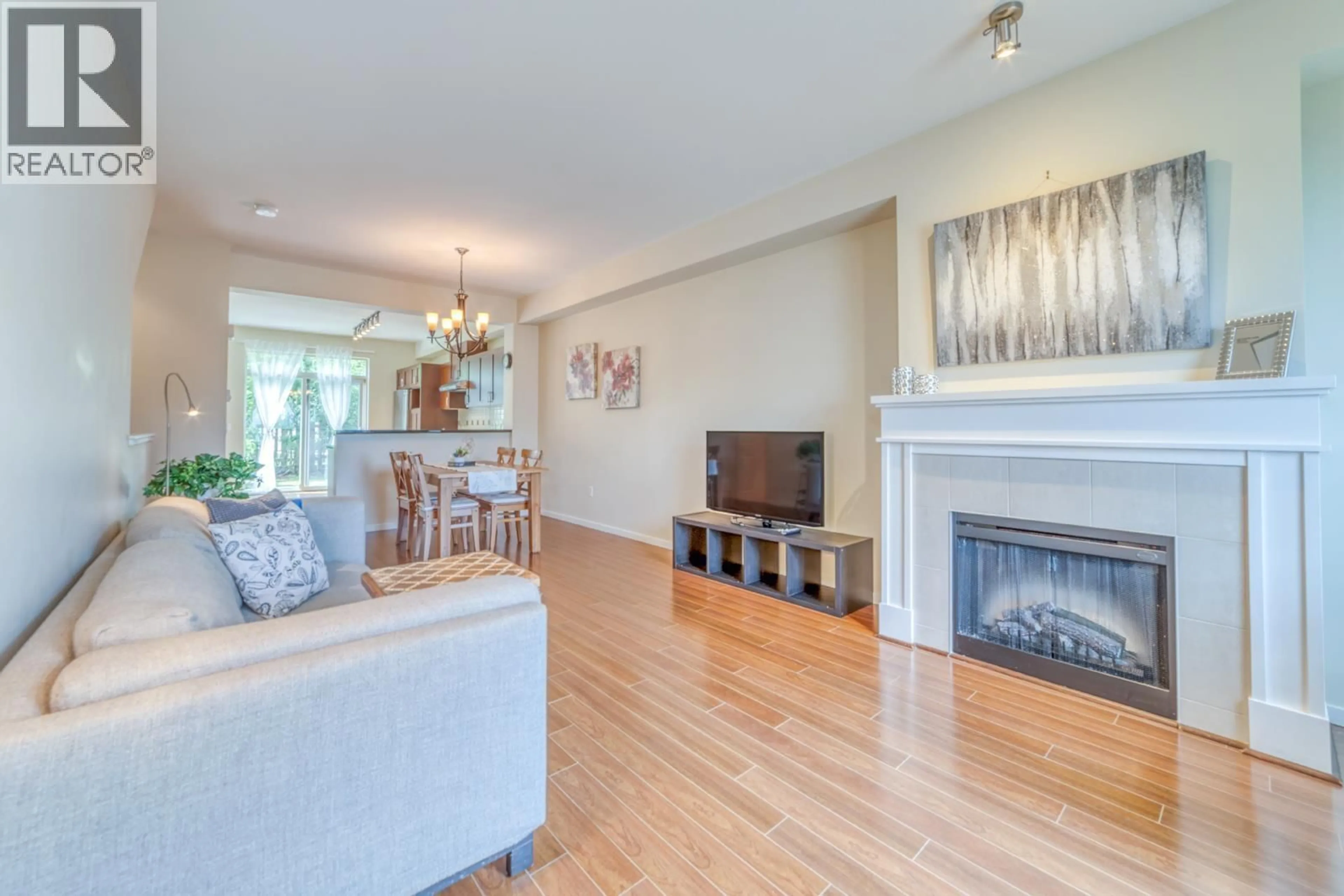 Living room with furniture, wood/laminate floor for 198 - 3105 DAYANEE SPRINGS BOULEVARD, Coquitlam British Columbia V3E0C2