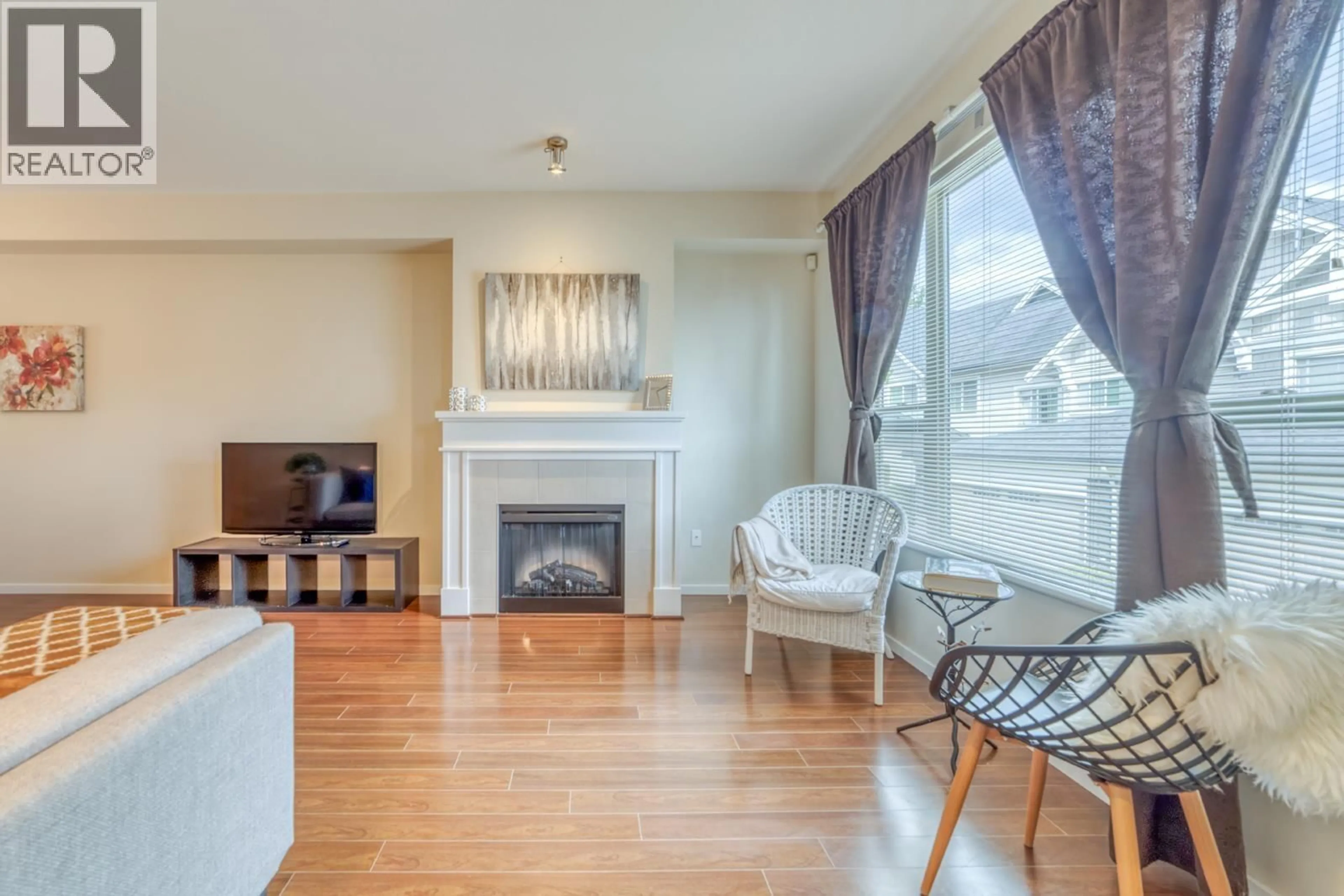 Living room with furniture, wood/laminate floor for 198 - 3105 DAYANEE SPRINGS BOULEVARD, Coquitlam British Columbia V3E0C2