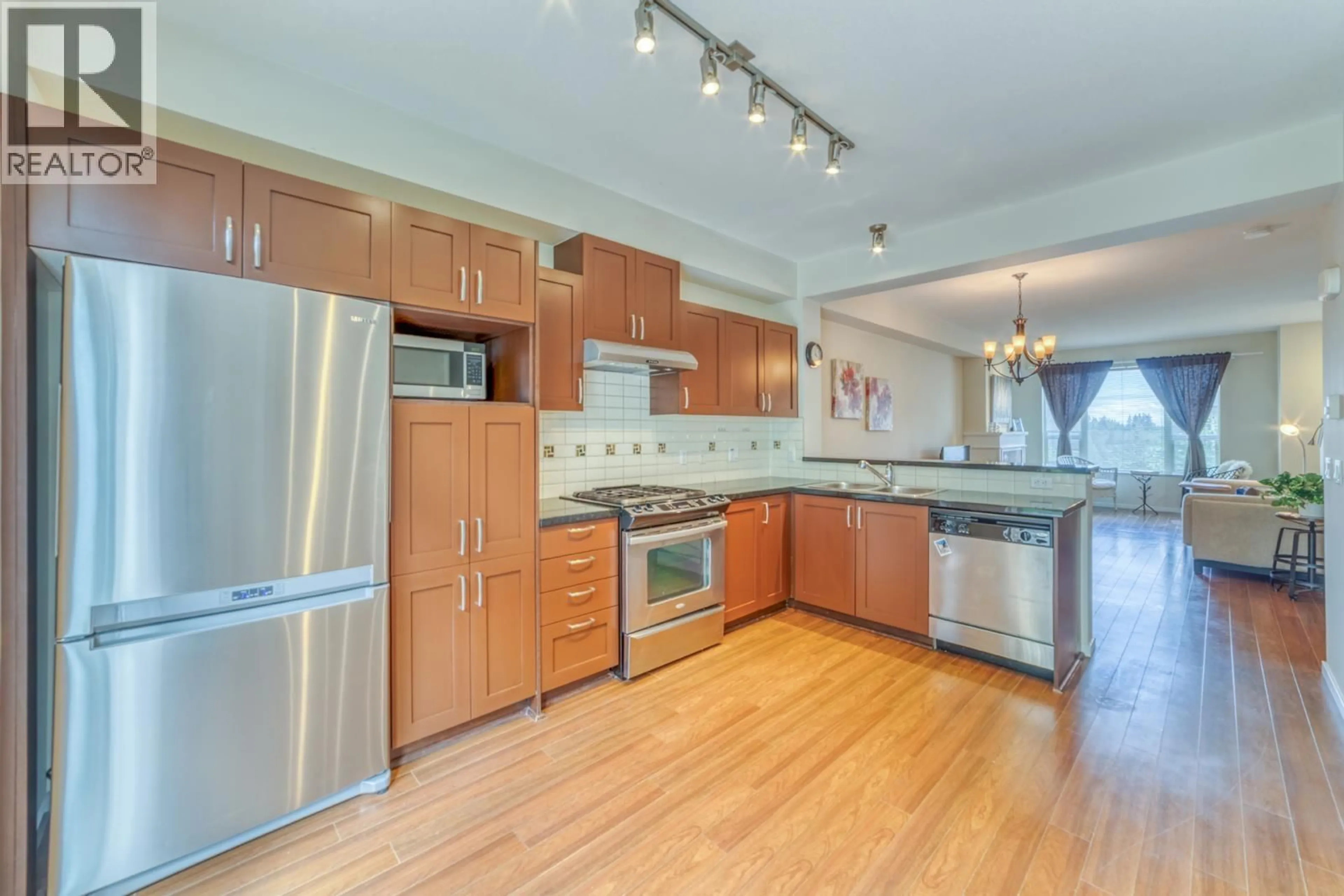 Open concept kitchen, wood/laminate floor for 198 - 3105 DAYANEE SPRINGS BOULEVARD, Coquitlam British Columbia V3E0C2