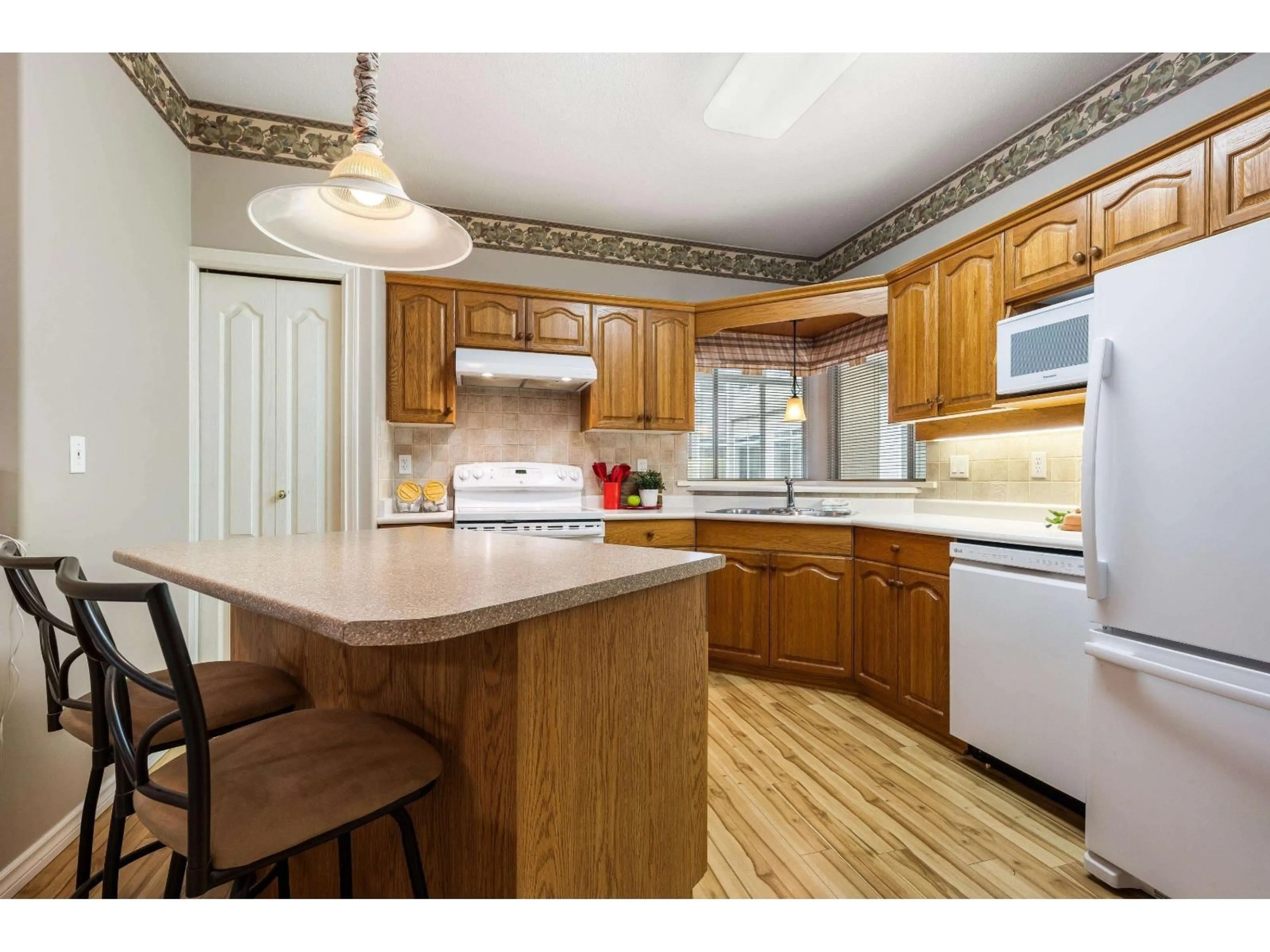 Standard kitchen, wood/laminate floor for 314 - 45700 WELLINGTON AVENUE, Chilliwack British Columbia V2P2E4