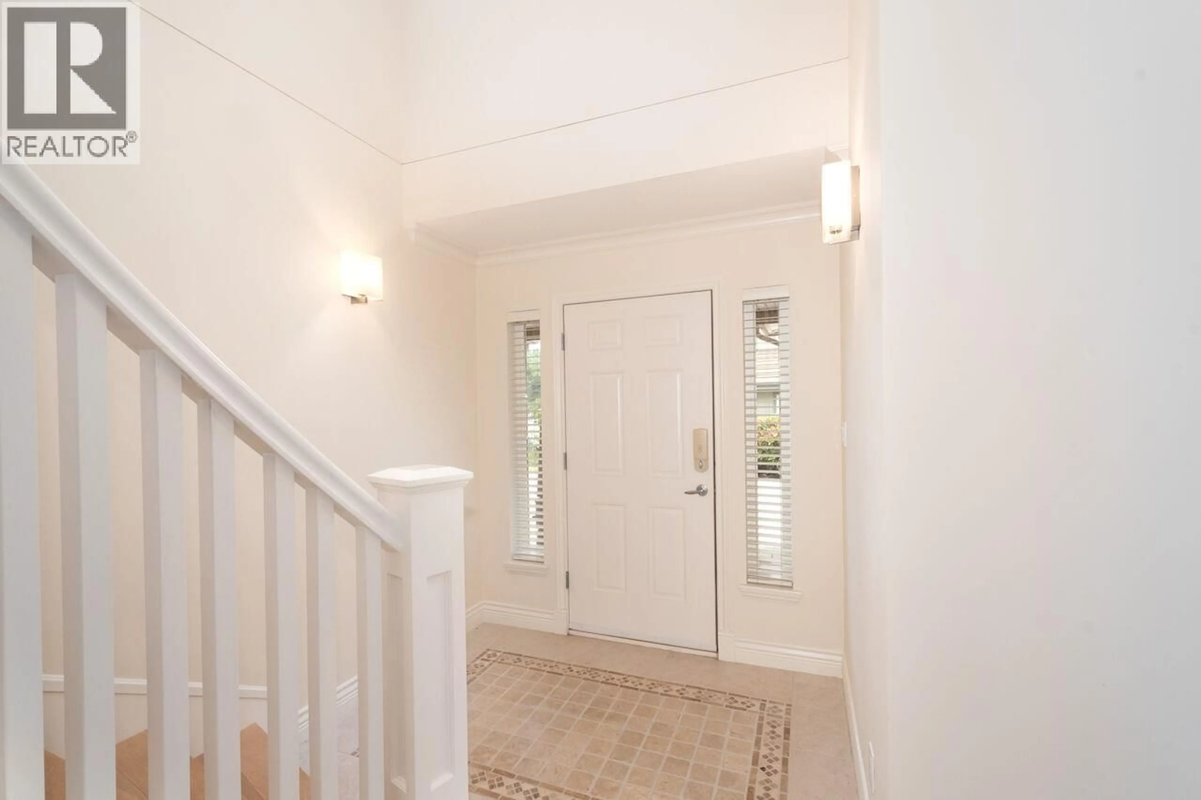Indoor entryway for 43 POINT TERRACE, West Vancouver British Columbia V0N3Z1