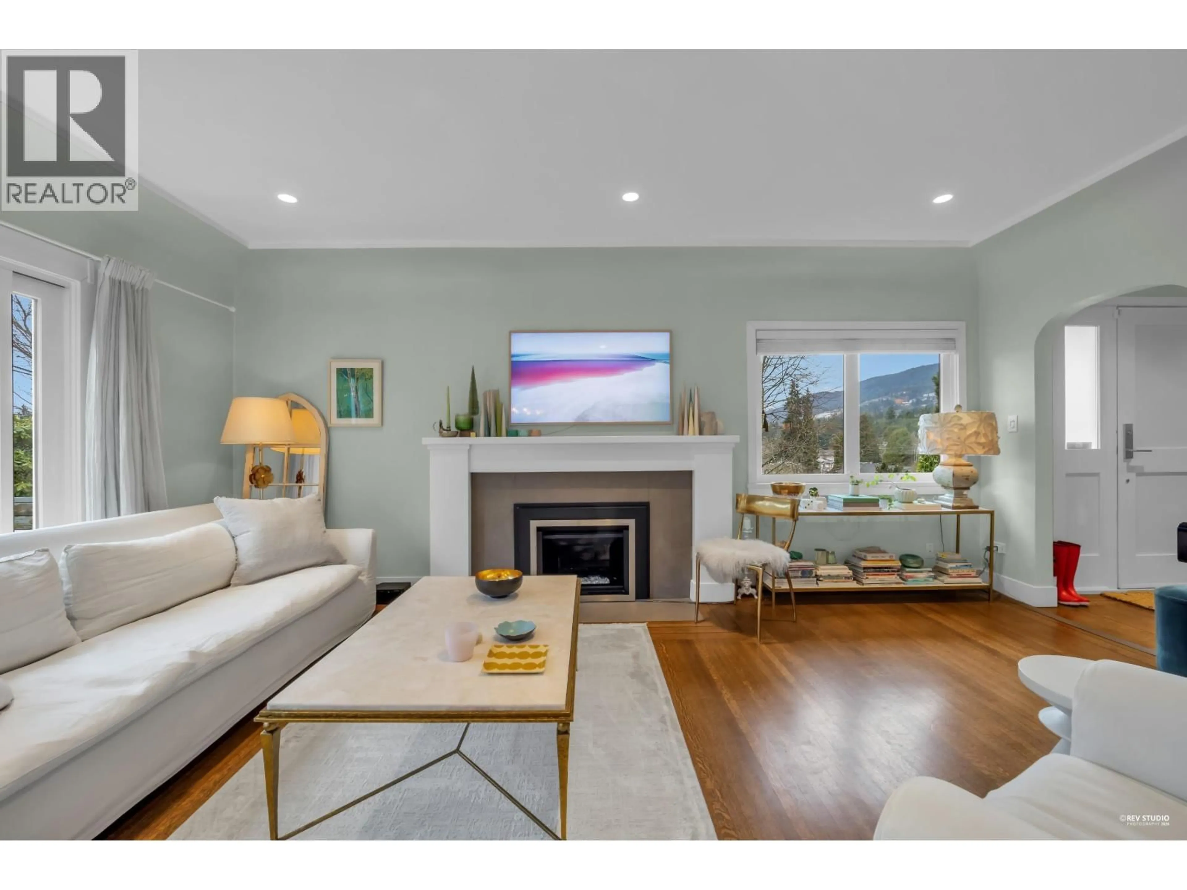 Living room with furniture, wood/laminate floor for 1220 BRAESIDE STREET, West Vancouver British Columbia V7T2L2