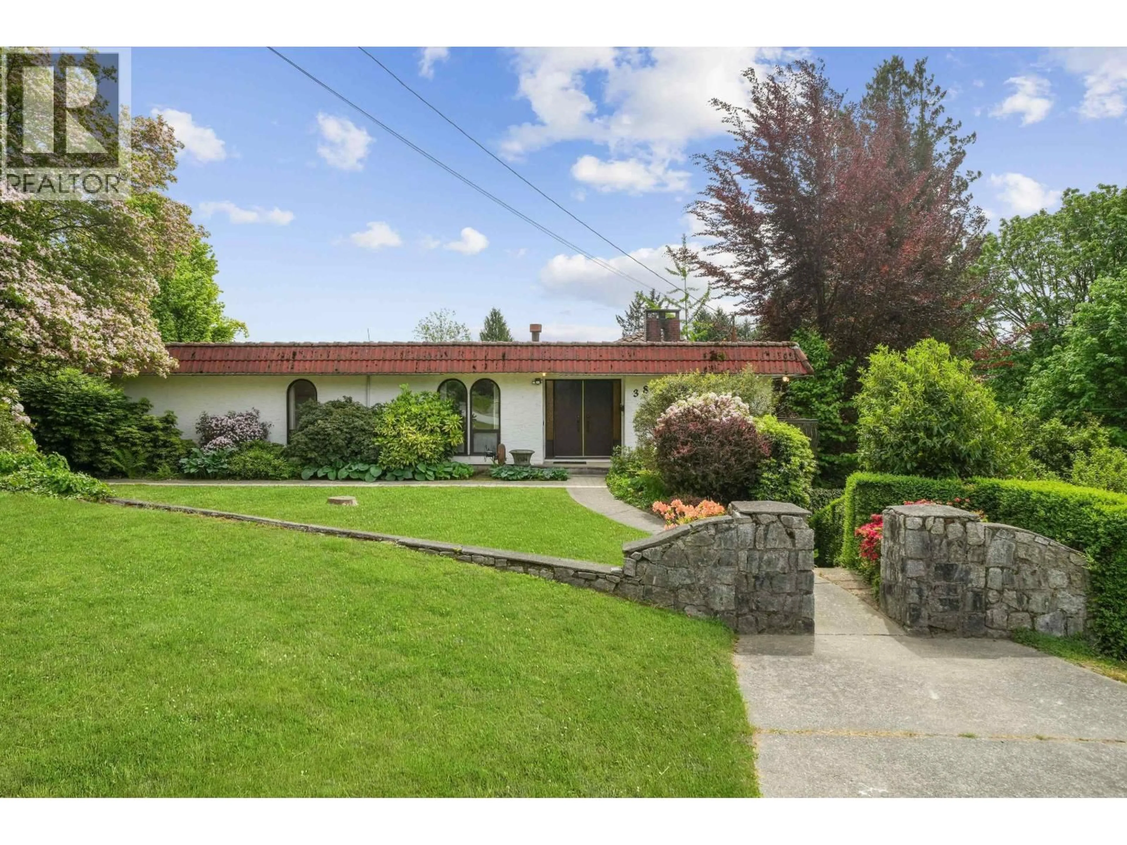 A pic from outside/outdoor area/front of a property/back of a property/a pic from drone, street for 380 METTA STREET, Port Moody British Columbia V3H2Y4