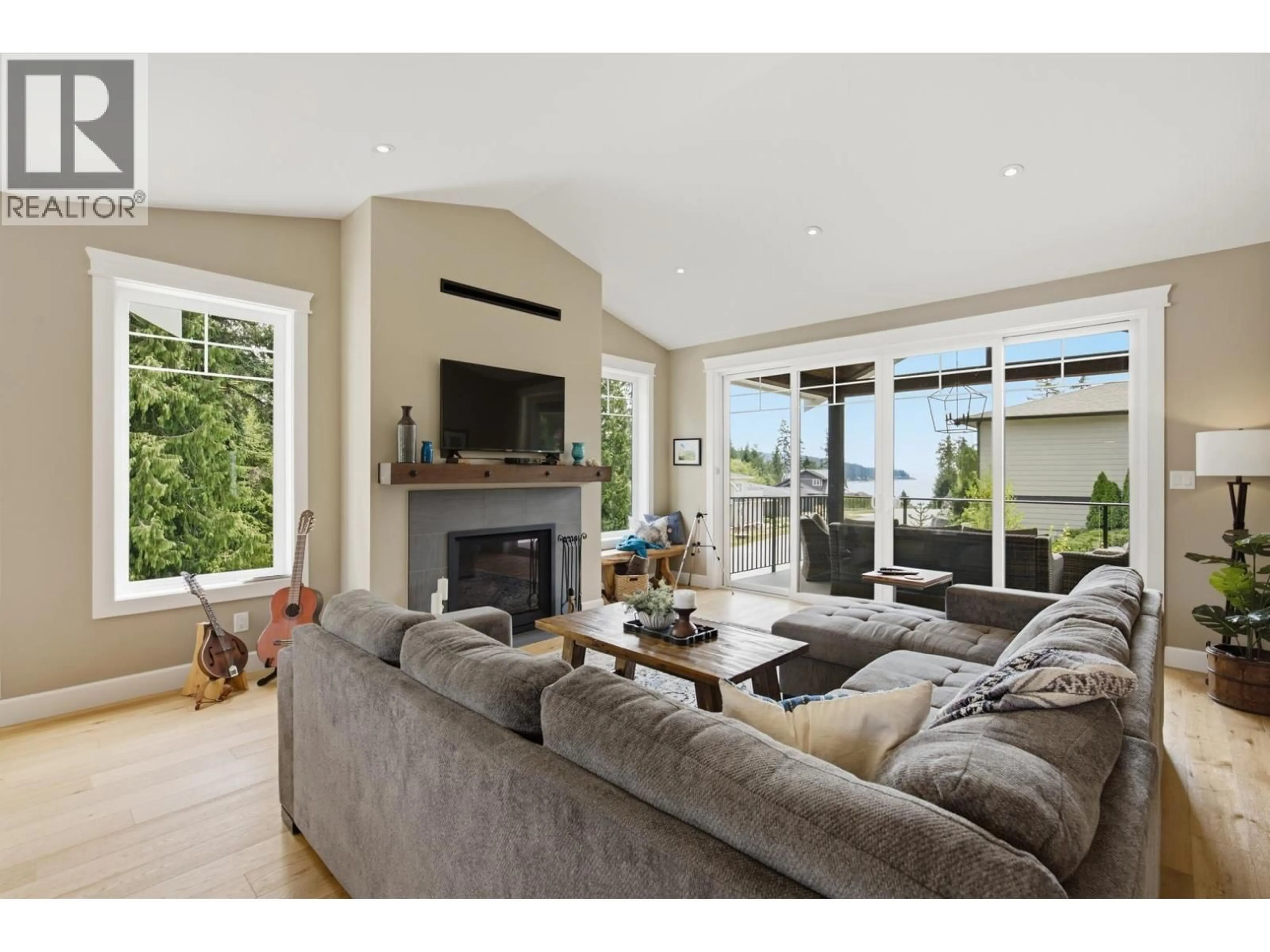 Living room with furniture, unknown for 9336 JORGENSEN PLACE, Halfmoon Bay British Columbia V7Z1B4