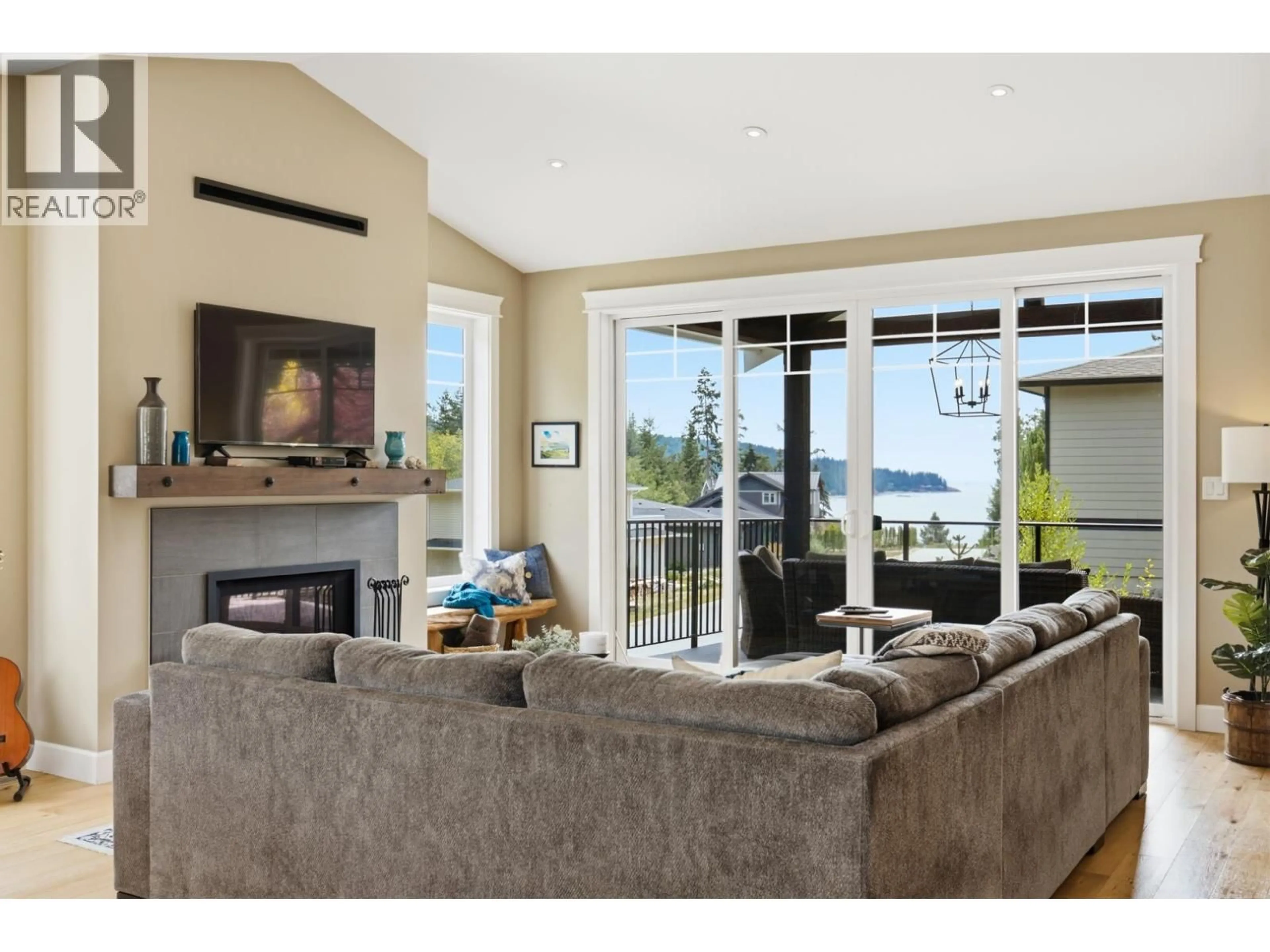 Living room with furniture, unknown for 9336 JORGENSEN PLACE, Halfmoon Bay British Columbia V7Z1B4