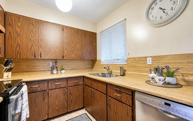 11570 94 AVENUE, Delta 2