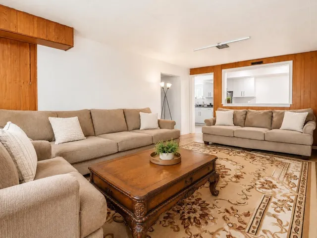 11570 94 AVENUE, Delta 4