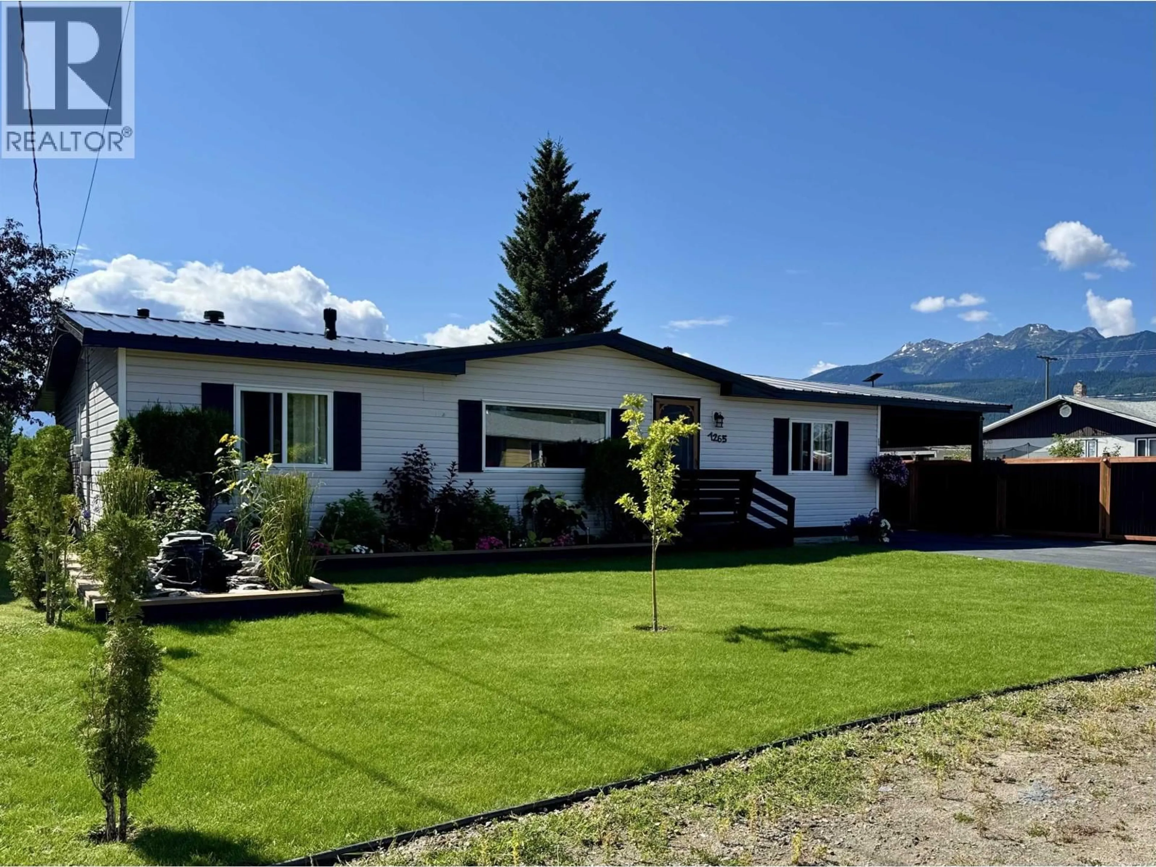 A pic from outside/outdoor area/front of a property/back of a property/a pic from drone, mountain view for 1265 9TH AVENUE, Valemount British Columbia V0E2Z0