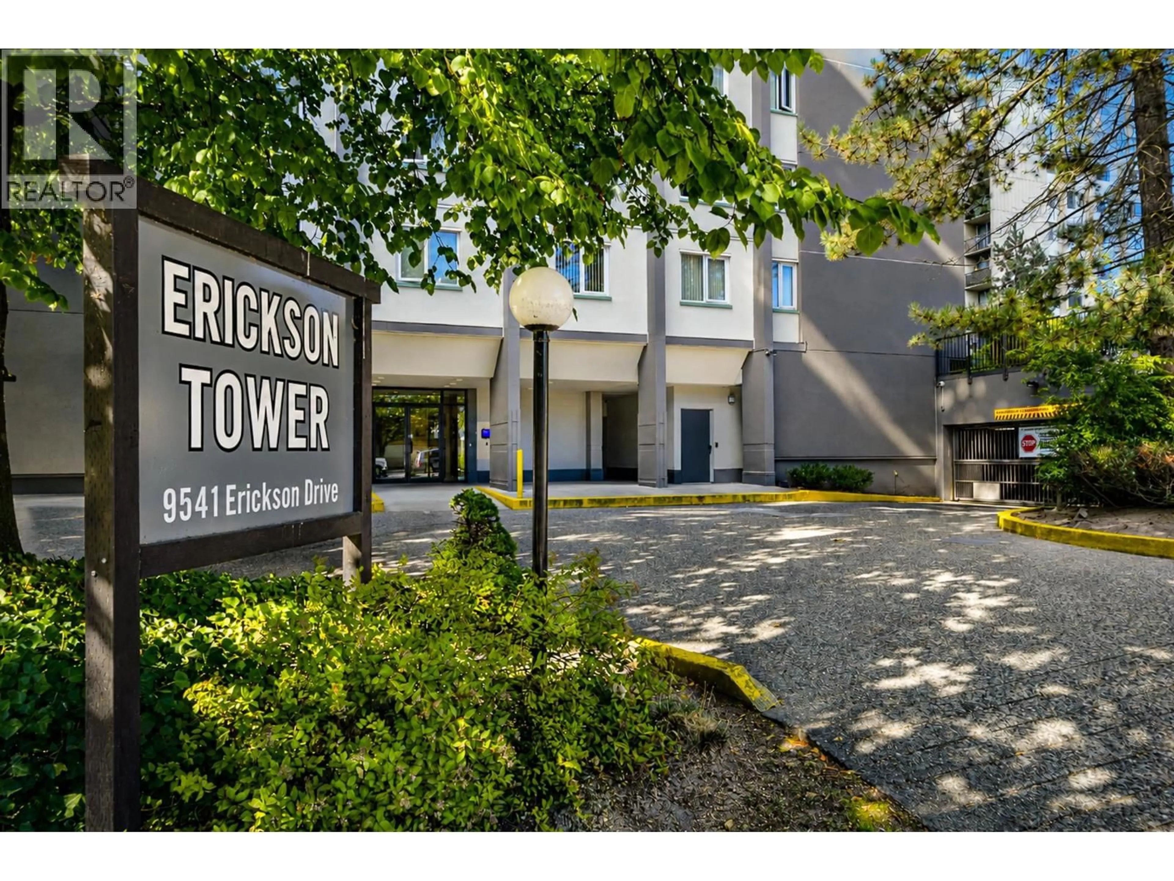 Indoor foyer for 905 - 9541 ERICKSON DRIVE, Burnaby British Columbia V3J7N8