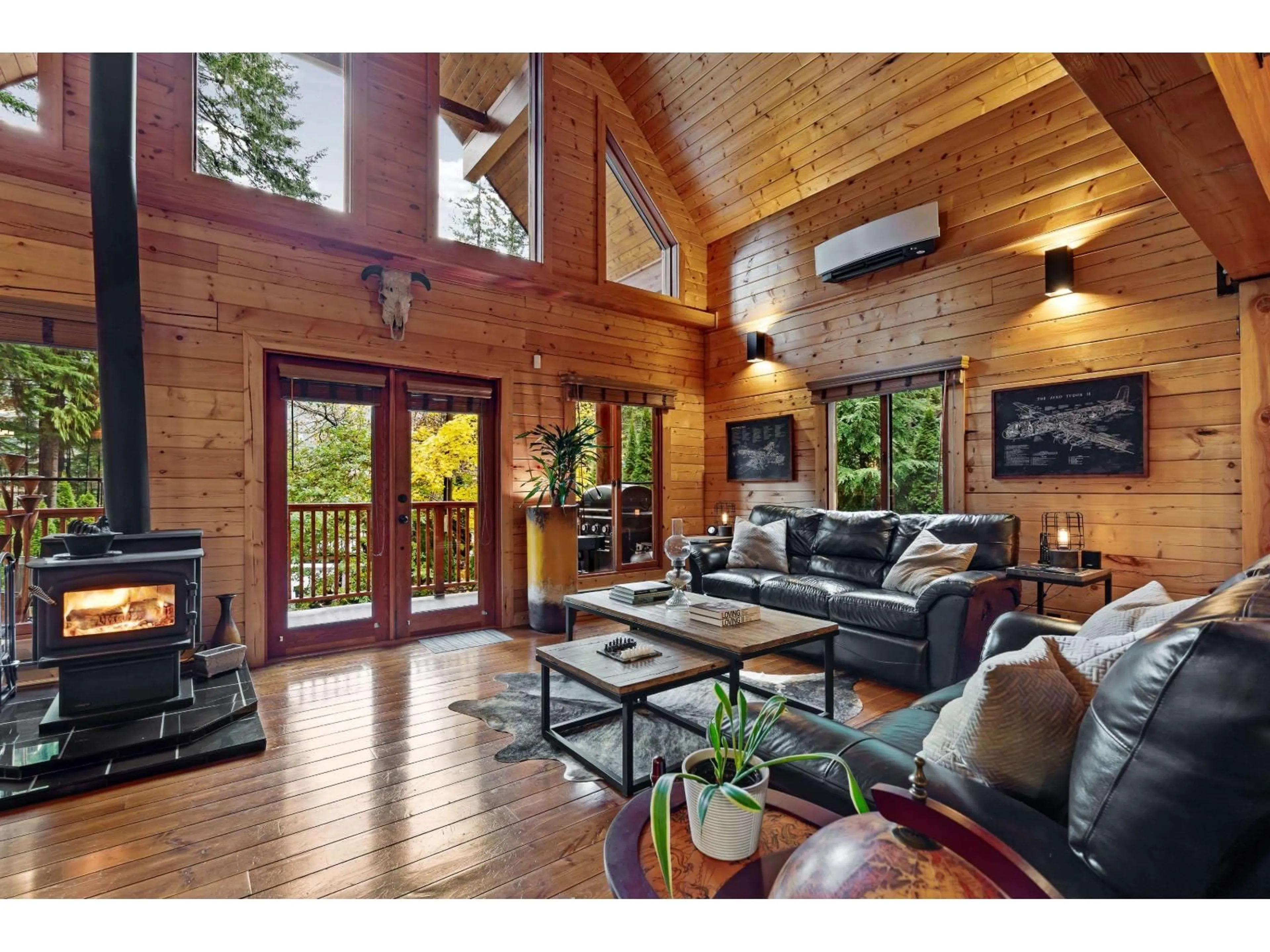 Living room with furniture, wood/laminate floor for 15041 ROOT ROUNDABOUT, Sunshine Valley British Columbia V0X1L5