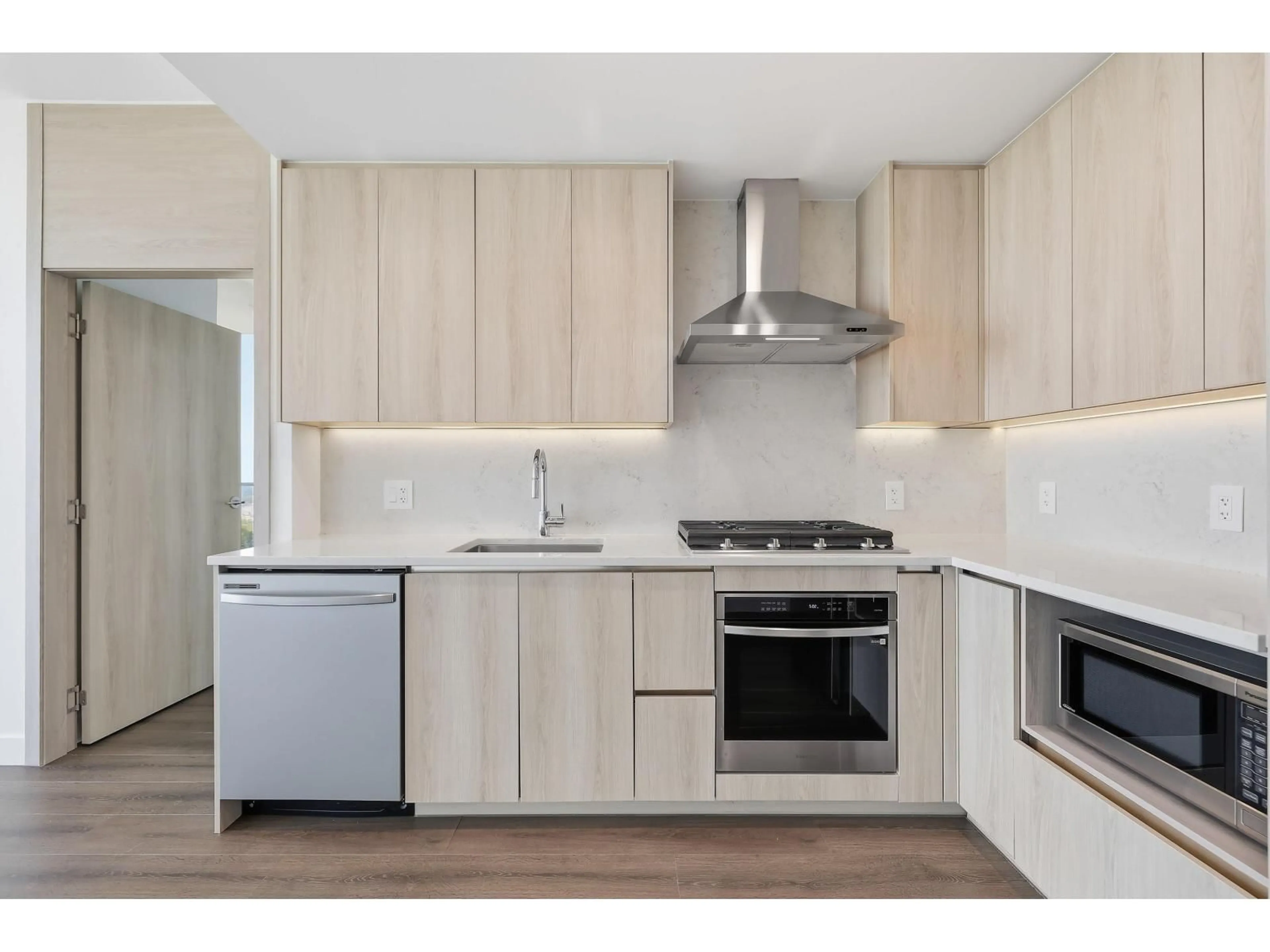Standard kitchen, wood/laminate floor for 2908 - 10750 135A STREET, Surrey British Columbia V3T0V4