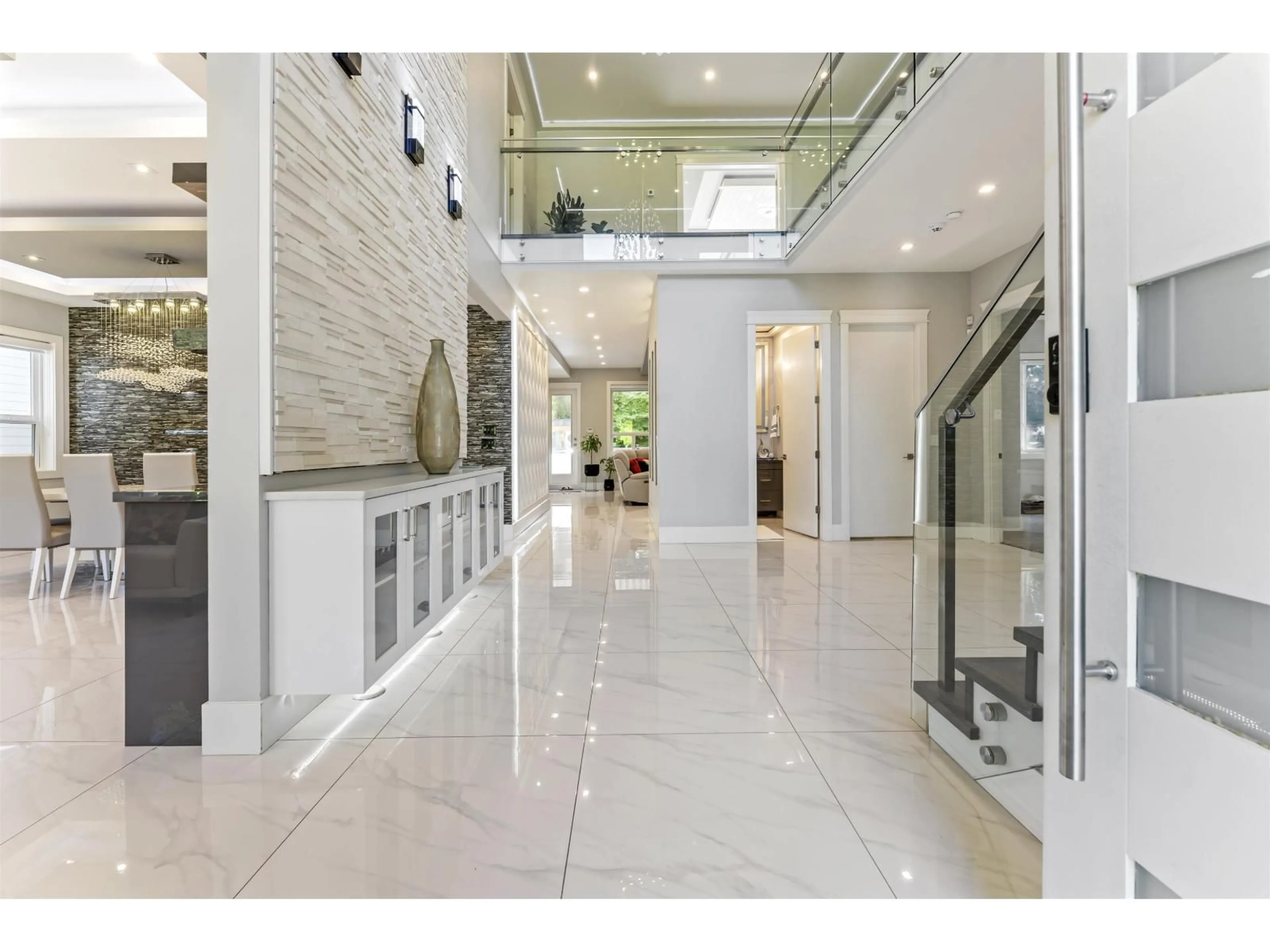 Indoor foyer for 7585 143 STREET, Surrey British Columbia V3W5P2