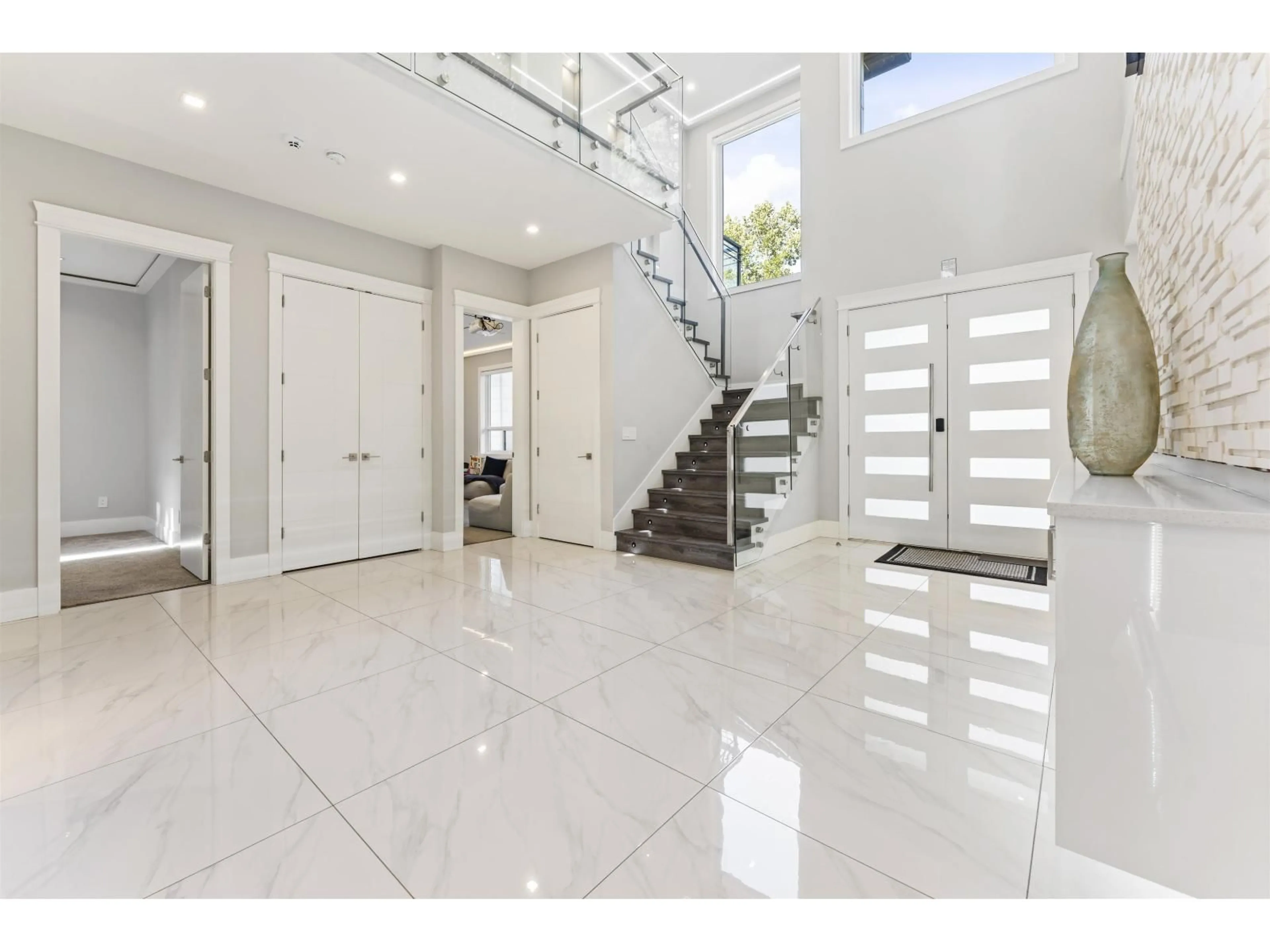 Indoor entryway for 7585 143 STREET, Surrey British Columbia V3W5P2