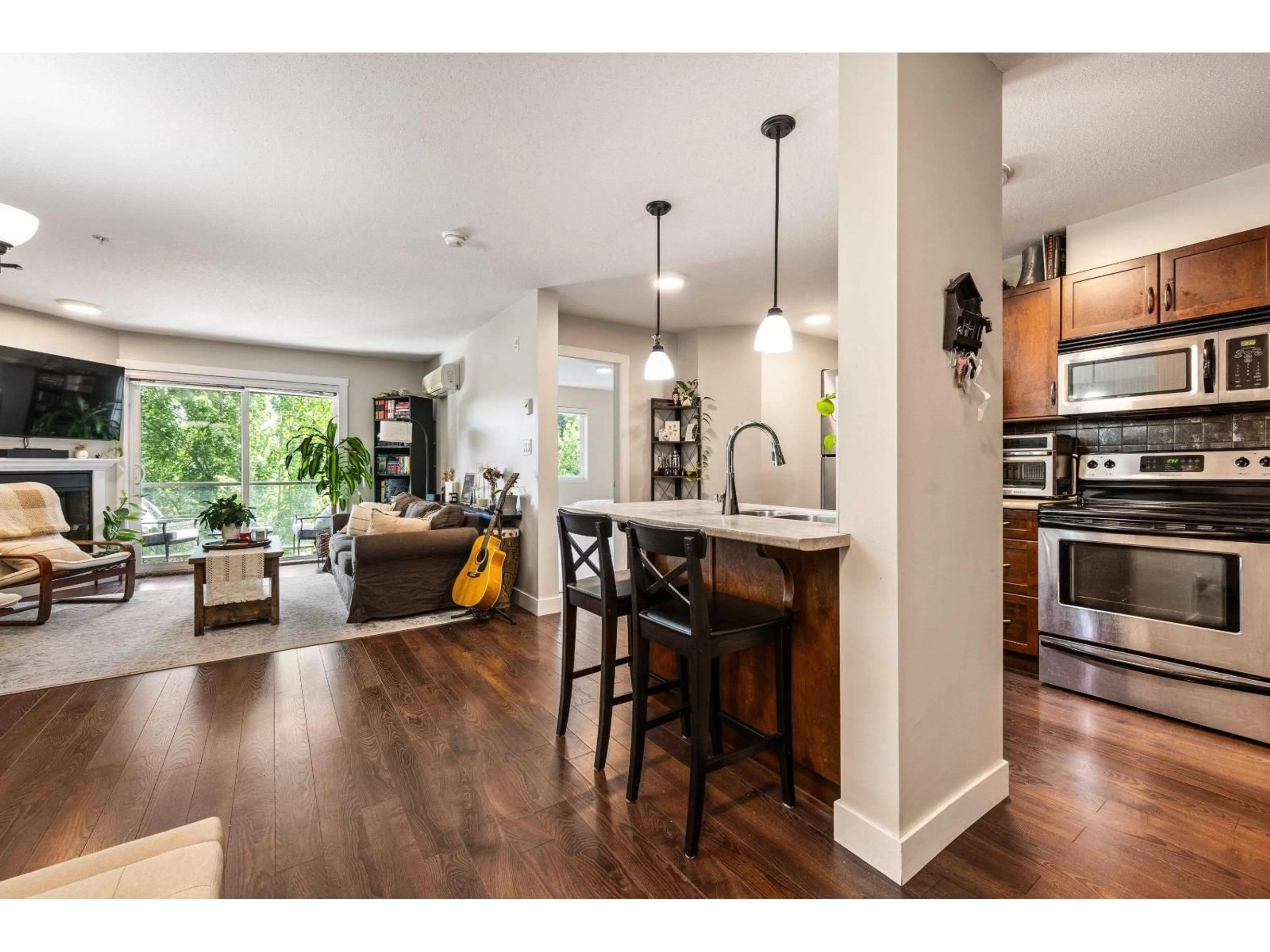 Open concept kitchen, wood/laminate floor for 309 - 2038 SANDALWOOD CRESCENT, Abbotsford British Columbia V2S3H6