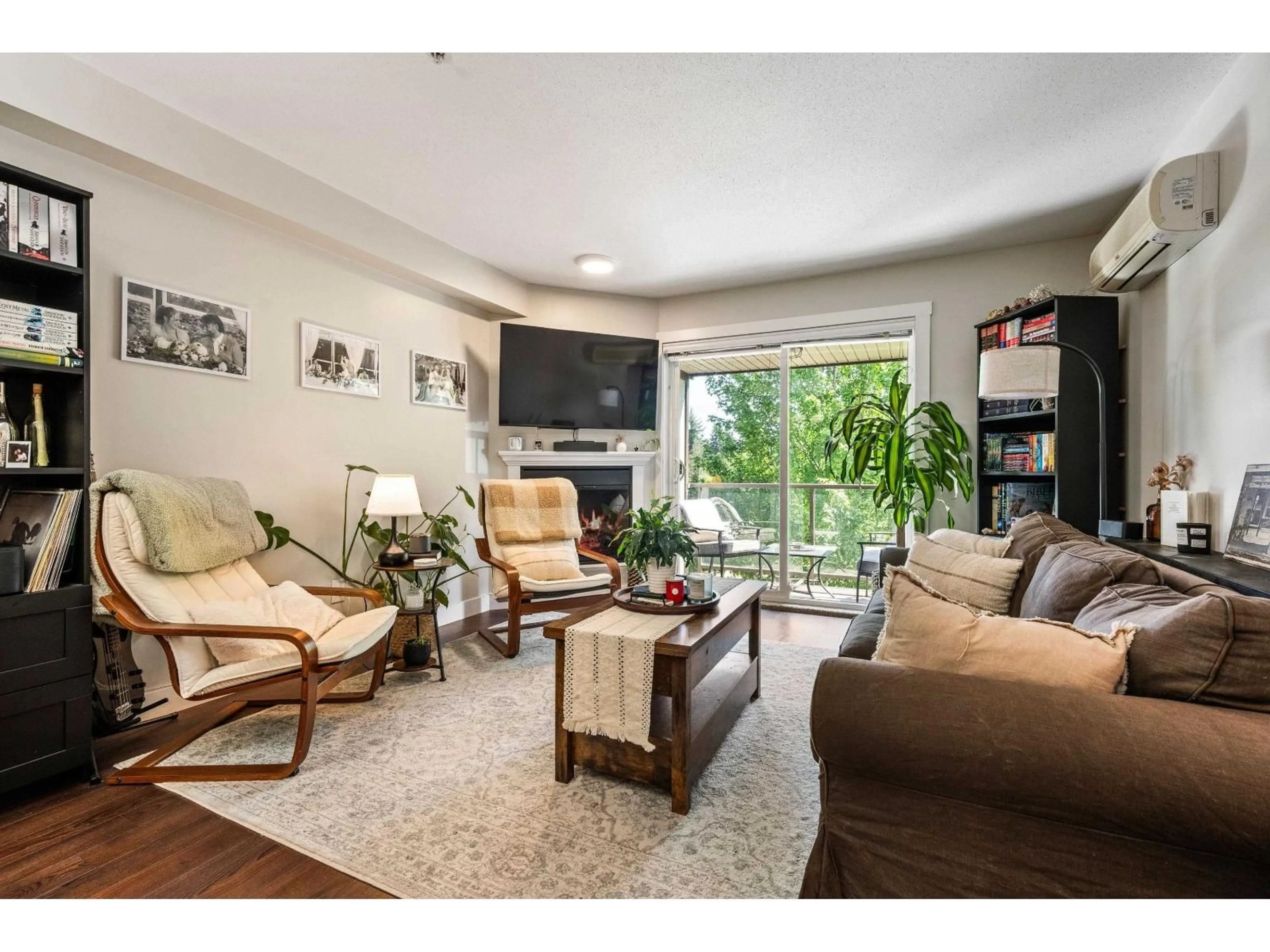 Living room with furniture, unknown for 309 - 2038 SANDALWOOD CRESCENT, Abbotsford British Columbia V2S3H6