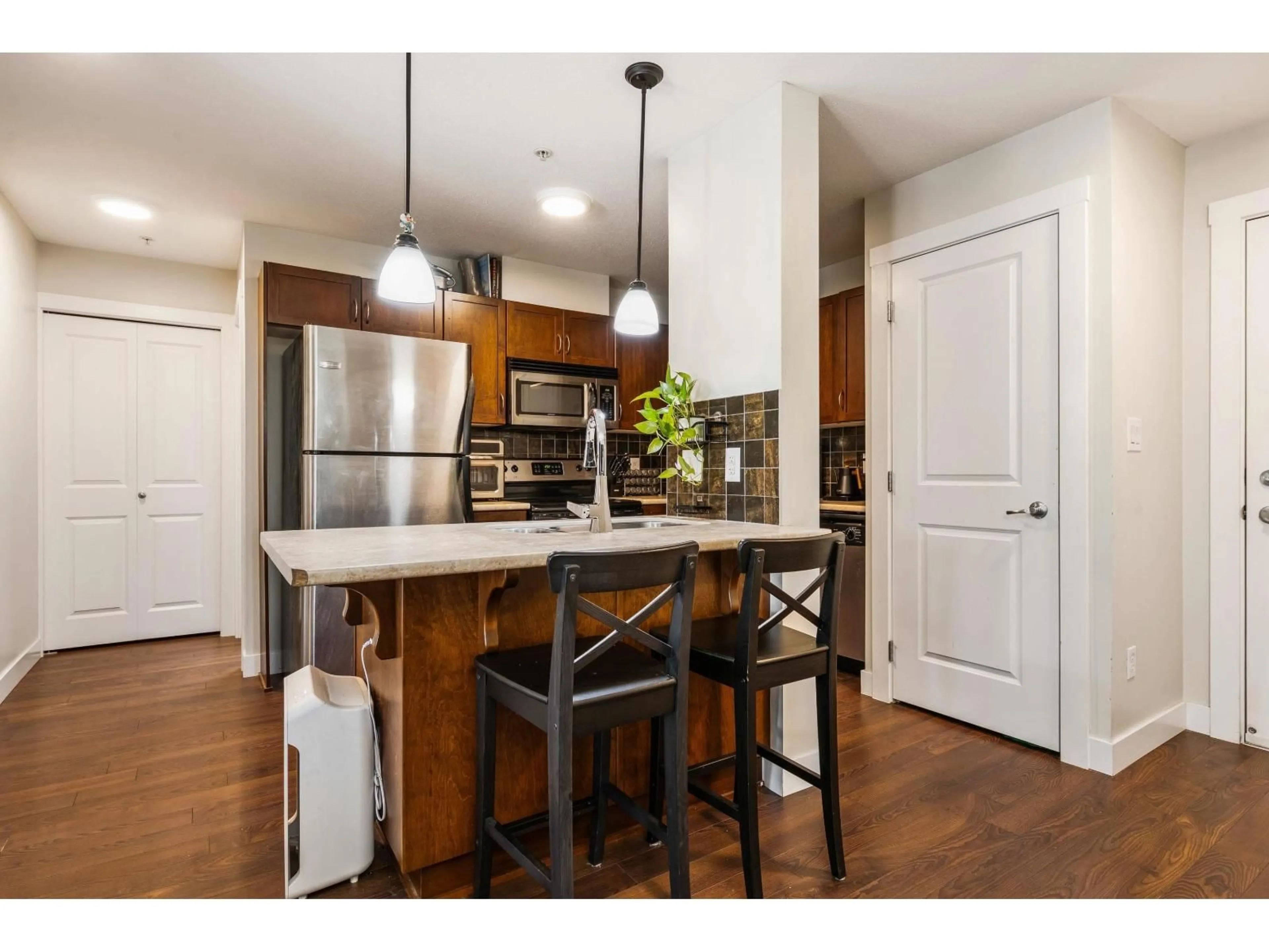 Open concept kitchen, wood/laminate floor for 309 - 2038 SANDALWOOD CRESCENT, Abbotsford British Columbia V2S3H6