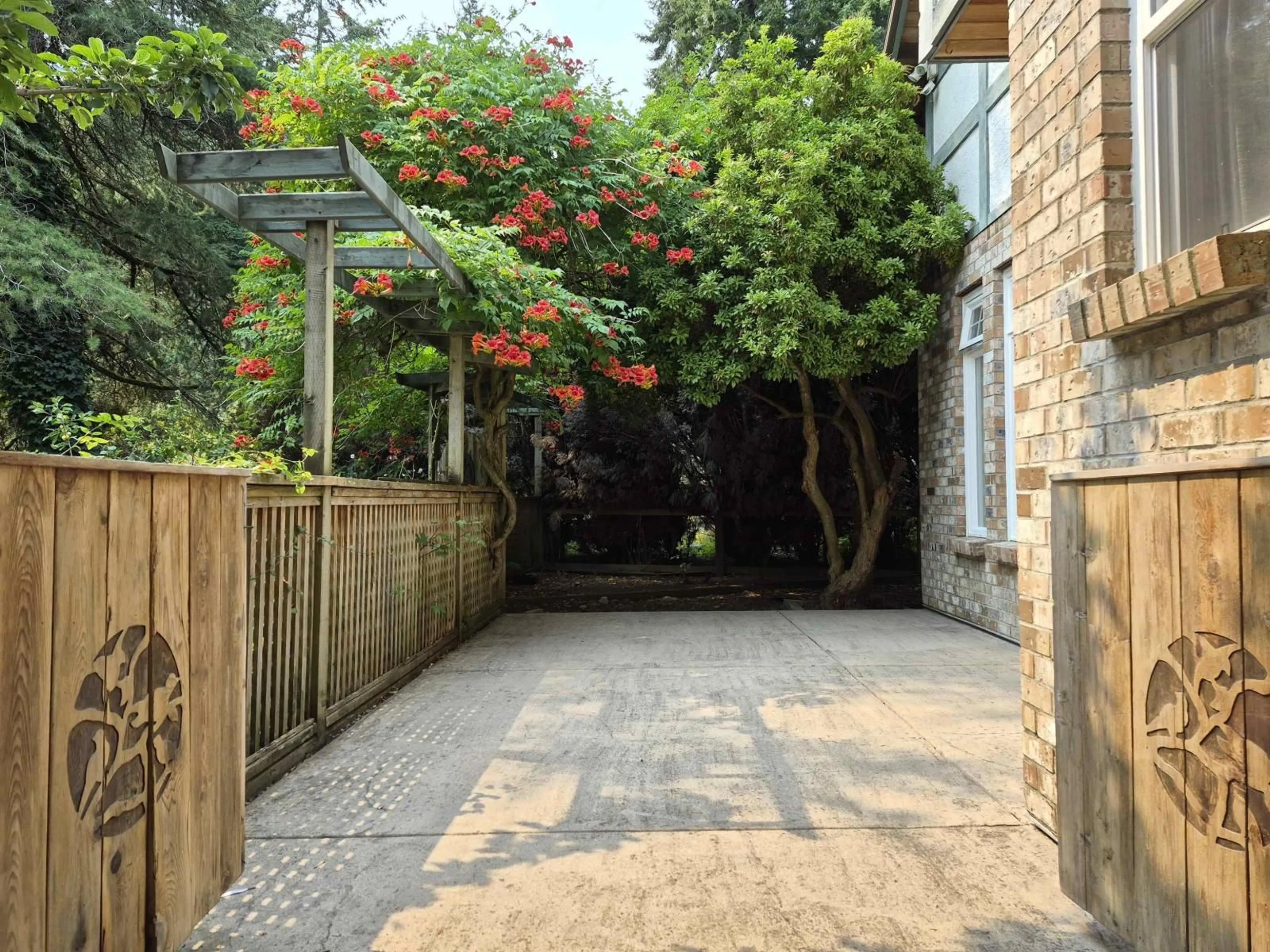 Patio, street for 13521 19 AVENUE, Surrey British Columbia V4A6B3