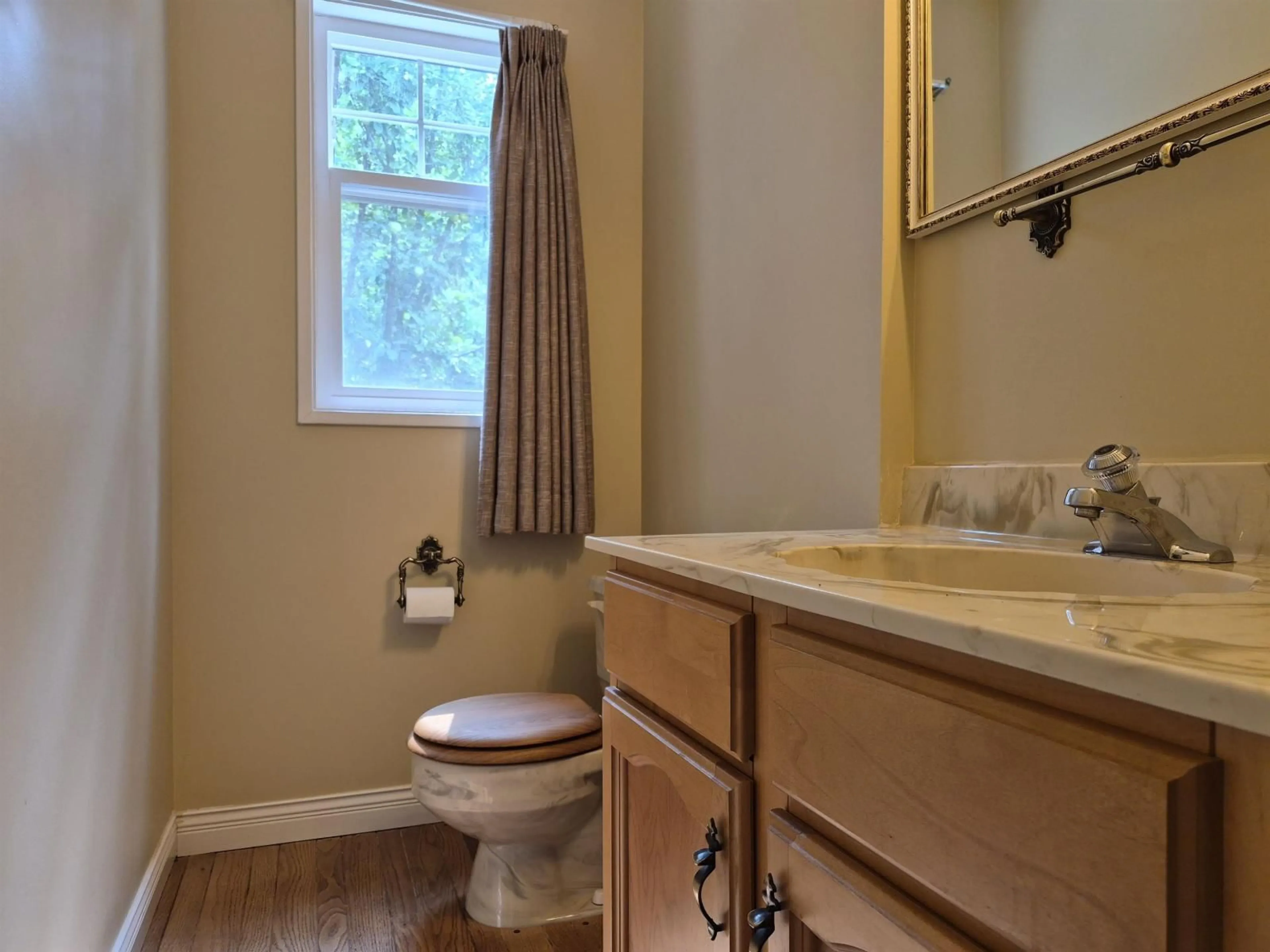 Standard bathroom, ceramic/tile floor for 13521 19 AVENUE, Surrey British Columbia V4A6B3