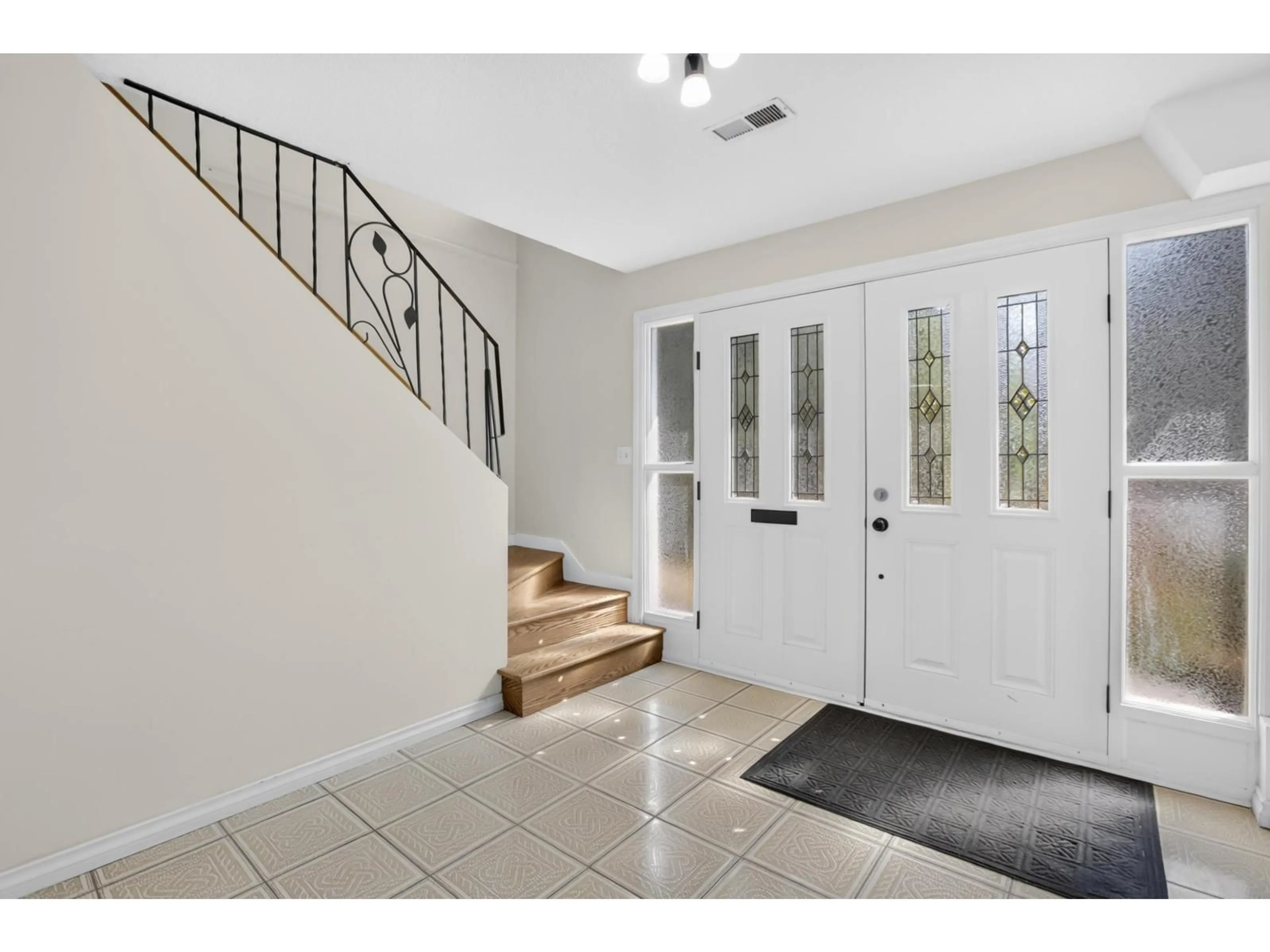 Indoor entryway for 9727 121 STREET, Surrey British Columbia V3V4J6