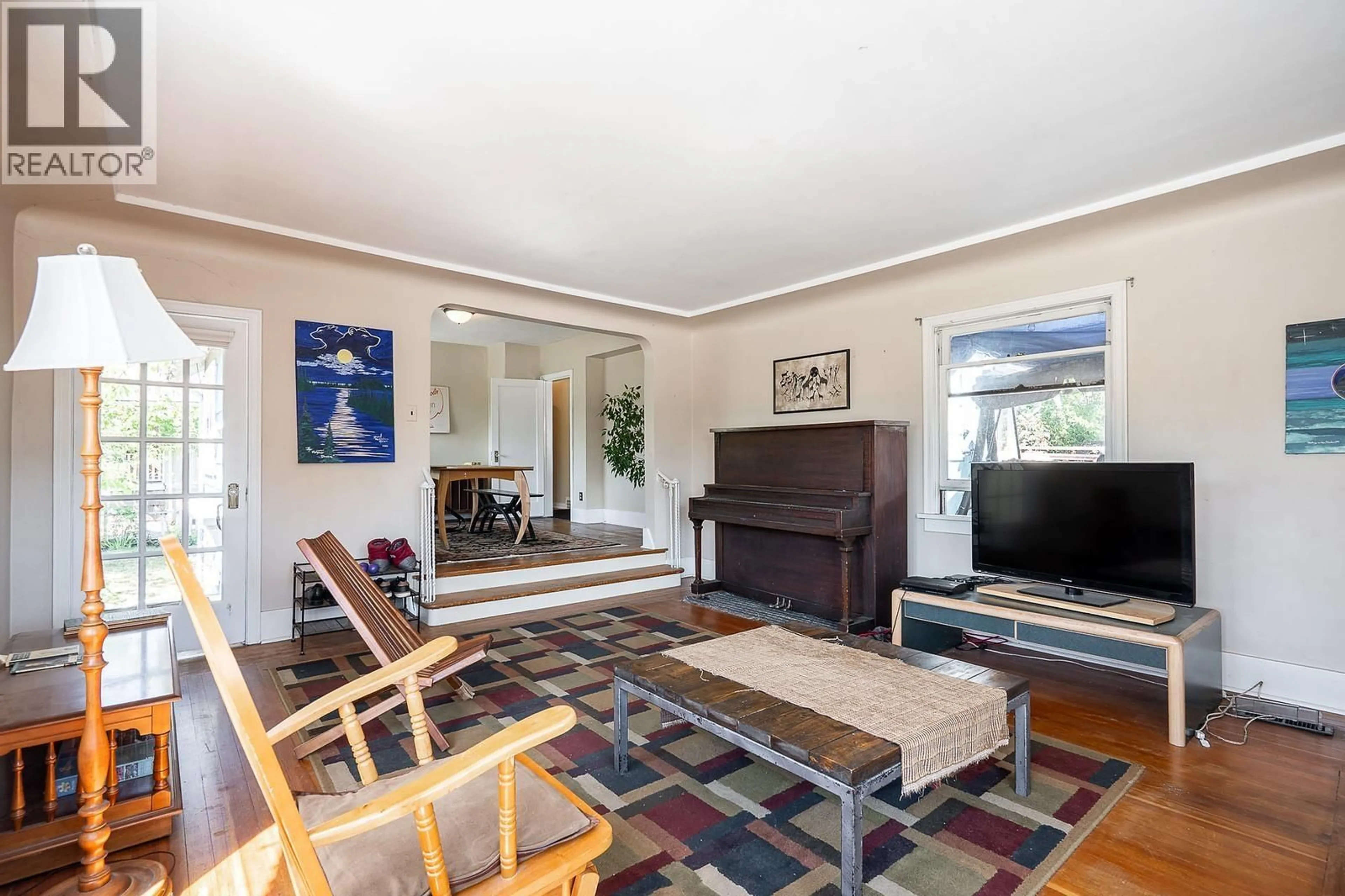 Living room with furniture, unknown for 423 CUMBERLAND STREET, New Westminster British Columbia V3L3G6