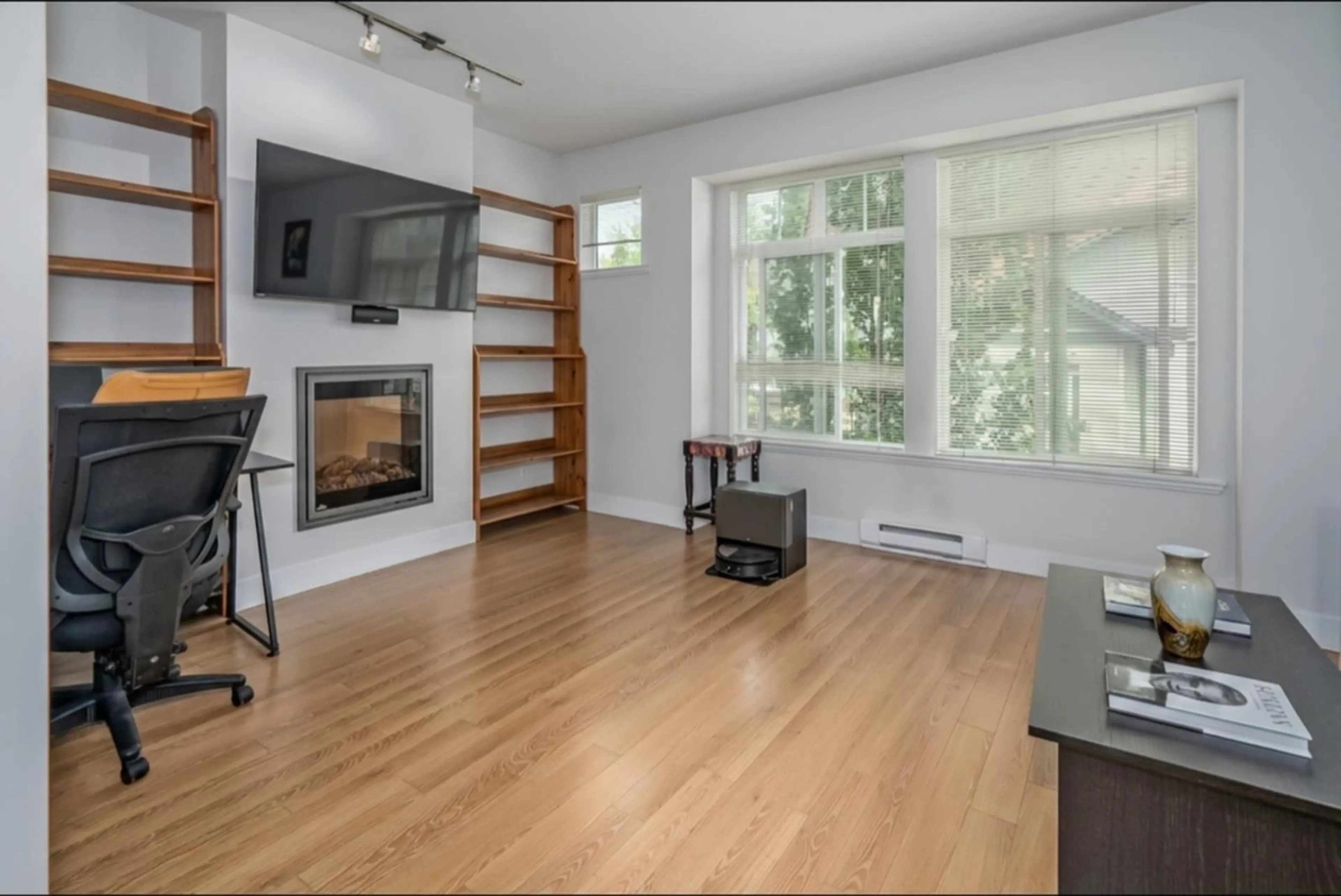 Living room with furniture, wood/laminate floor for 30 - 6299 144 STREET, Surrey British Columbia V3X1A2