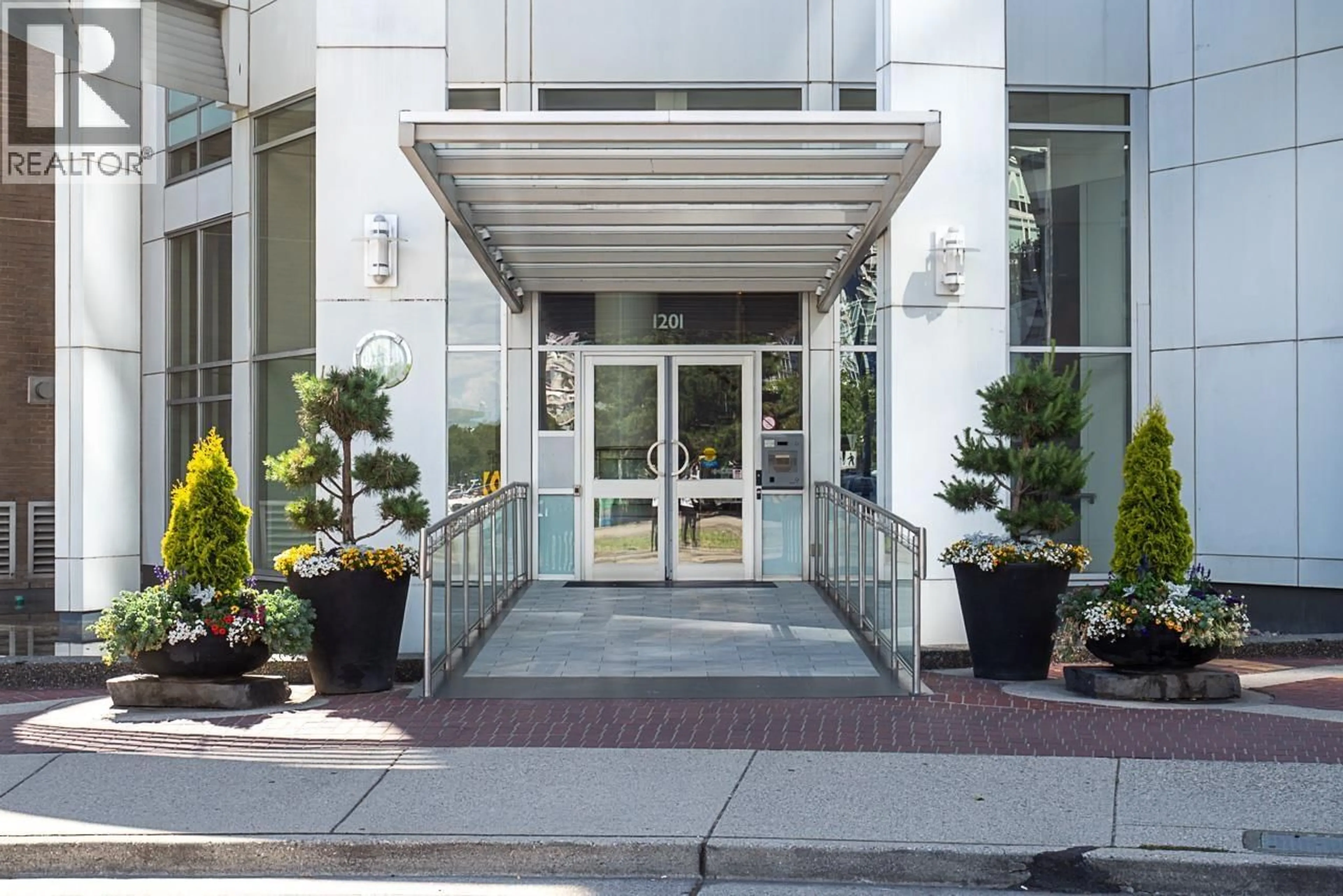 Indoor foyer for 505 - 1201 MARINASIDE CRESCENT, Vancouver British Columbia V6Z2V2
