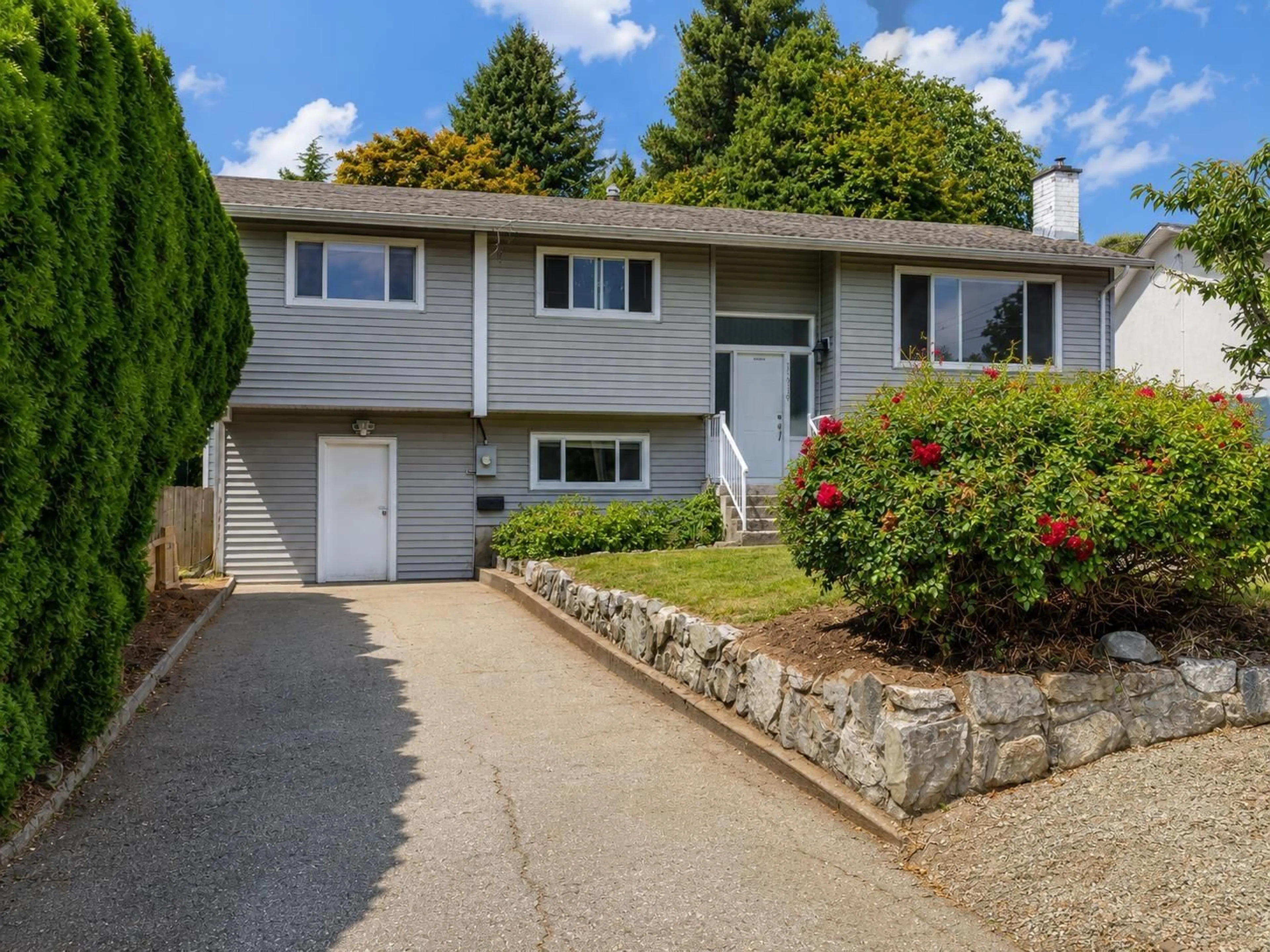 Home with vinyl exterior material, street for 31975 RAVEN AVENUE, Mission British Columbia V2V1B8